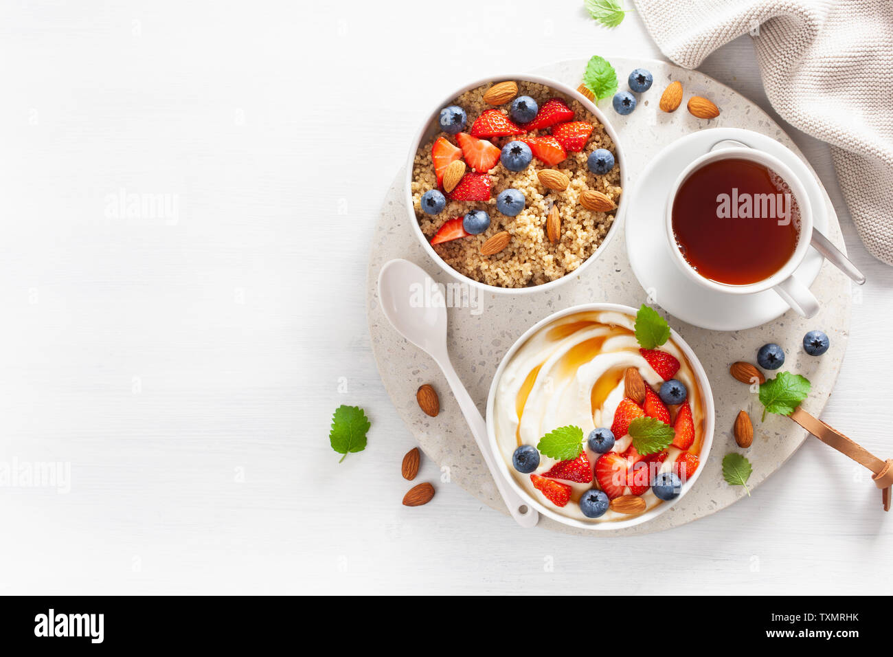 Yogurt alla fragola mirtillo miele e mandorle di quinoa per la prima colazione Foto Stock