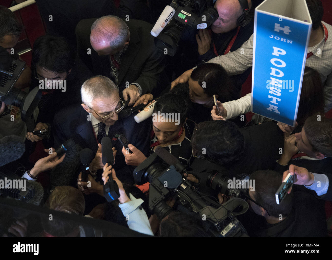 Giovanni Podestà, presidente della Hillary Clinton campagna presidenziale, parla ai media in seguito al dibattito presidenziale presso la Washington University di San Louis, del 8 ottobre 2016. Clinton e Trump di fronte off in precedenza stasera in un municipio dibattito di stile. Foto di Kevin Dietsch/UPI Foto Stock