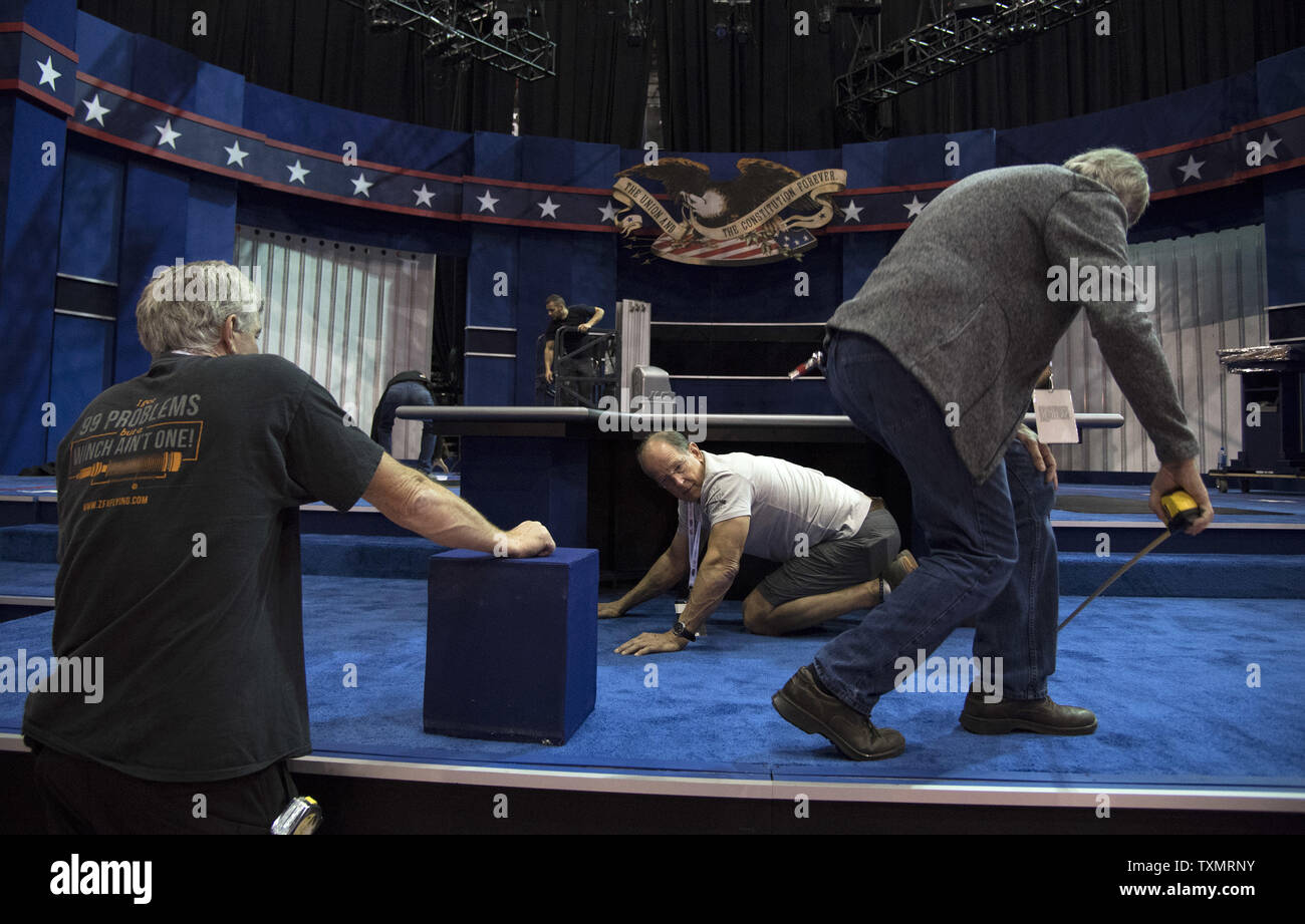 I tecnici lavorano sul palco prima dell'ultimo dibattito presidenziale tra Hillary Clinton e Donald Trump al Thomas & Mack Center presso l Università di Las Vegas, a Las Vegas, Nevada, il 17 ottobre 2016. Foto di Kevin Dietsch/UPI Foto Stock