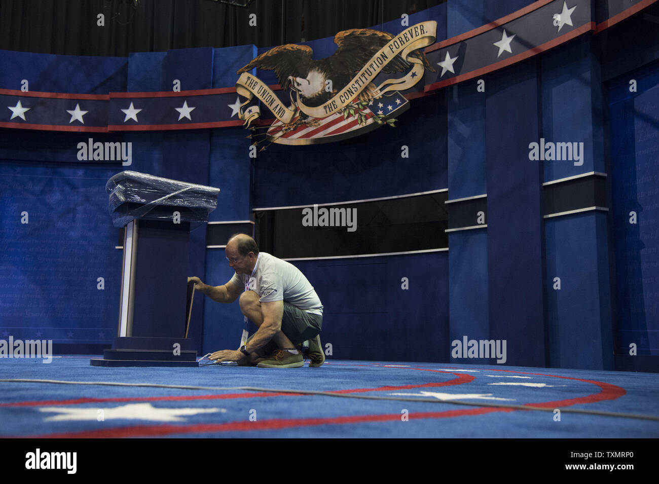 I tecnici installare un podio come fase di finitura di costruzione antecedente all'ultimo dibattito presidenziale tra Hillary Clinton e Donald Trump al Thomas & Mack Center presso l Università di Las Vegas, a Las Vegas, Nevada, il 17 ottobre 2016. Foto di Kevin Dietsch/UPI Foto Stock
