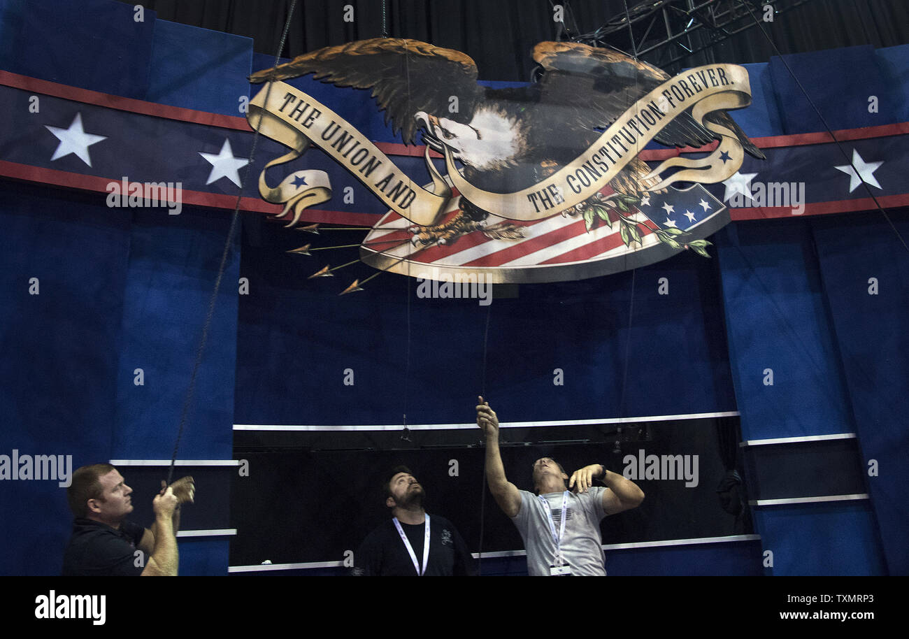 I tecnici installare un aquila come loro stadio di finitura di costruzione antecedente all'ultimo dibattito presidenziale tra Hillary Clinton e Donald Trump al Thomas & Mack Center presso l Università di Las Vegas, a Las Vegas, Nevada, il 17 ottobre 2016. Foto di Kevin Dietsch/UPI Foto Stock
