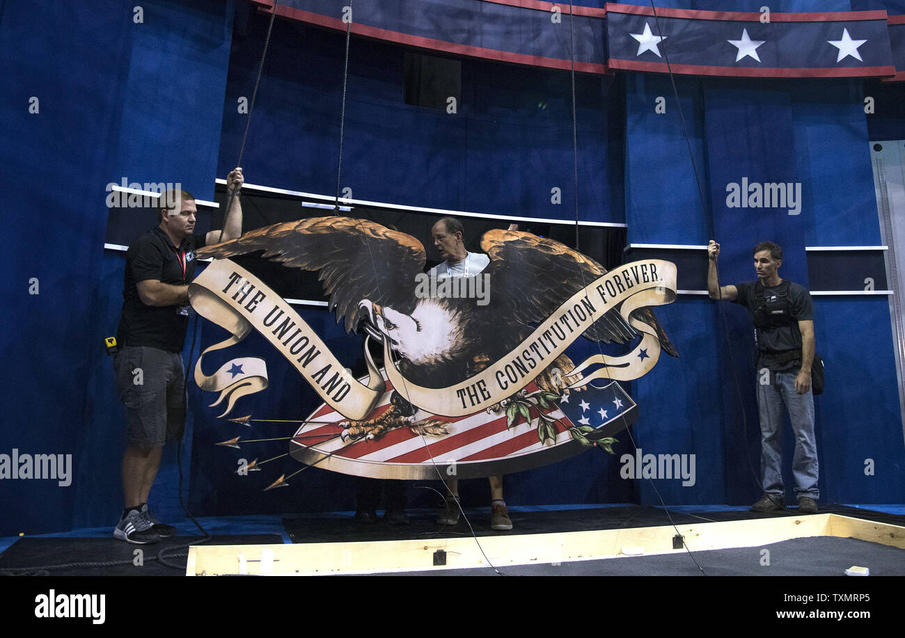 I tecnici installare un aquila come loro stadio di finitura di costruzione antecedente all'ultimo dibattito presidenziale tra Hillary Clinton e Donald Trump al Thomas & Mack Center presso l Università di Las Vegas, a Las Vegas, Nevada, il 17 ottobre 2016. Foto di Kevin Dietsch/UPI Foto Stock