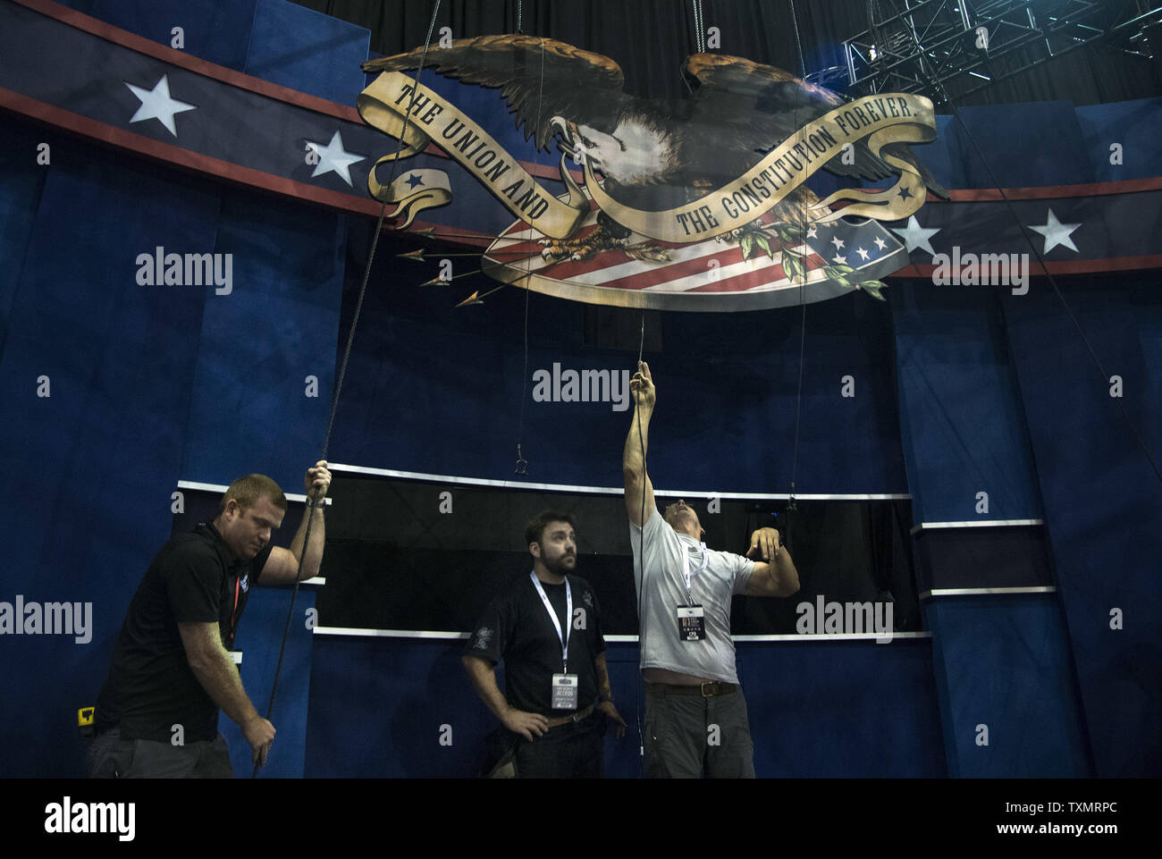 I tecnici installare un aquila come loro stadio di finitura di costruzione antecedente all'ultimo dibattito presidenziale tra Hillary Clinton e Donald Trump al Thomas & Mack Center presso l Università di Las Vegas, a Las Vegas, Nevada, il 17 ottobre 2016. Foto di Kevin Dietsch/UPI Foto Stock
