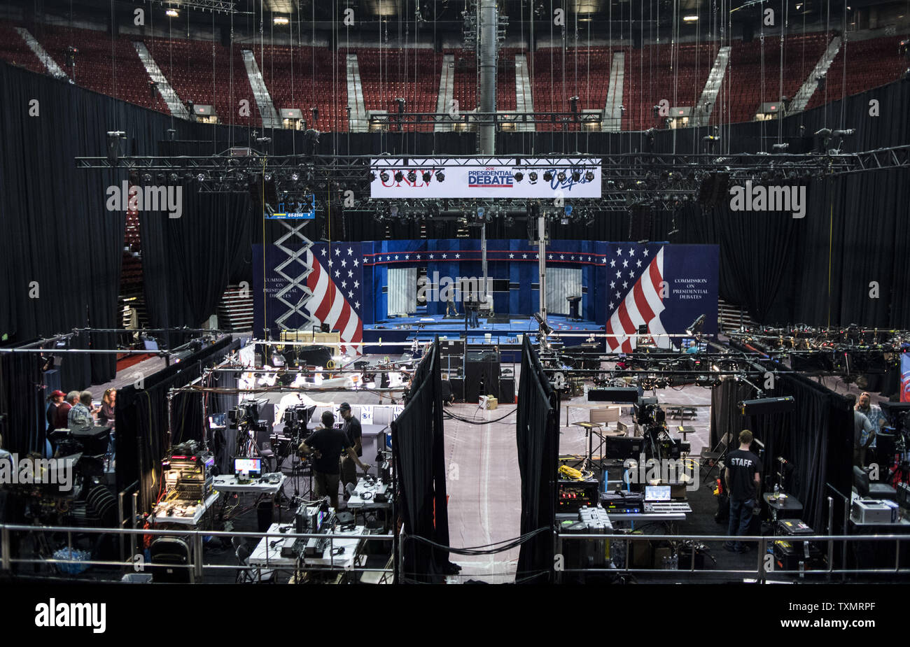 I tecnici di stadio di finitura di costruzione antecedente all'ultimo dibattito presidenziale tra Hillary Clinton e Donald Trump al Thomas & Mack Center presso l Università di Las Vegas, a Las Vegas, Nevada, il 17 ottobre 2016. Foto di Kevin Dietsch/UPI Foto Stock