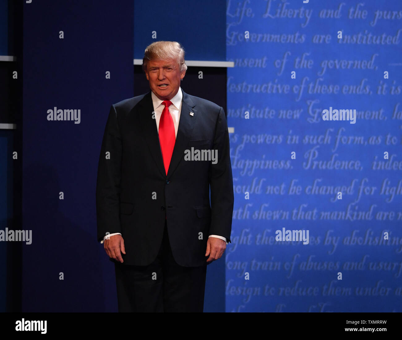 Candidato presidenziale repubblicano Donald Trump viene introdotto prima di discutere di candidato presidenziale democratico Hillary Clinton presso la University of Nevada di Las Vegas (UNLV), a Las Vegas, Nevada, il 19 ottobre 2016. Questo è il dibattito finale prima del giorno delle elezioni. Foto di Kevin Dietsch/UPI Foto Stock