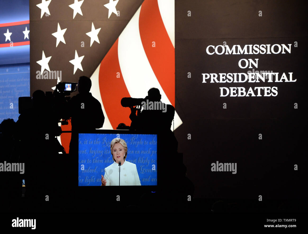 Candidato presidenziale democratico Hillary Clinton viene visualizzato su un monitor mentre discutiamo candidato presidenziale repubblicano Donald Trump presso la University of Nevada di Las Vegas (UNLV), a Las Vegas, Nevada, il 19 ottobre 2016. Questo è il dibattito finale prima del giorno delle elezioni. Foto di Kevin Dietsch/UPI Foto Stock