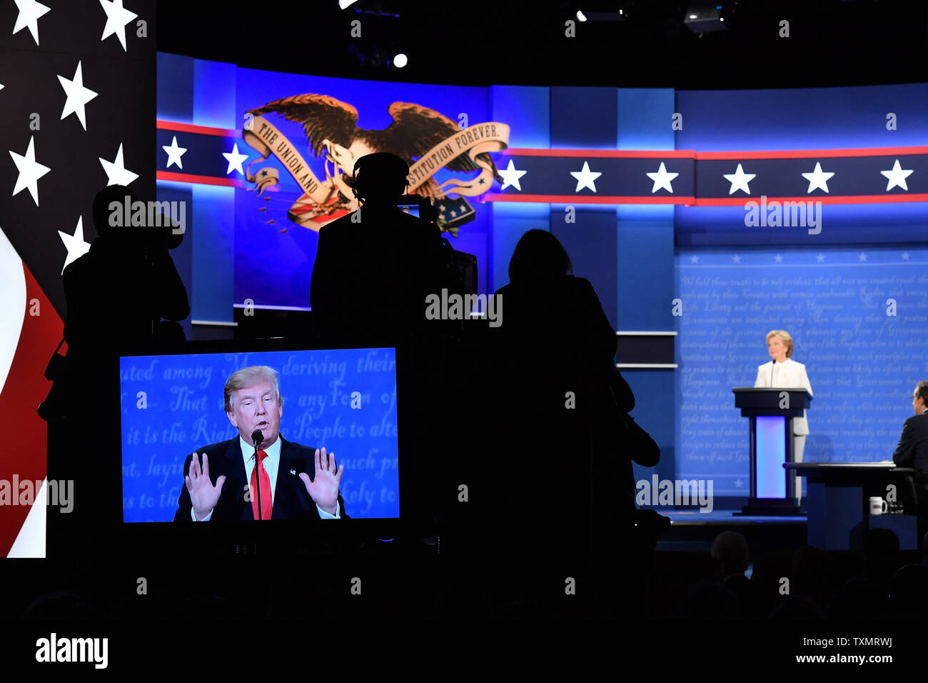 Candidato presidenziale repubblicano Donald Trump parla durante la discussione con il candidato presidenziale democratico Hillary Clinton presso la University of Nevada di Las Vegas (UNLV), a Las Vegas, Nevada, il 19 ottobre 2016. Moderatore Chris Wallace è in primo piano. Questo è il dibattito finale prima del giorno delle elezioni. Foto di Kevin Dietsch/UPI Foto Stock