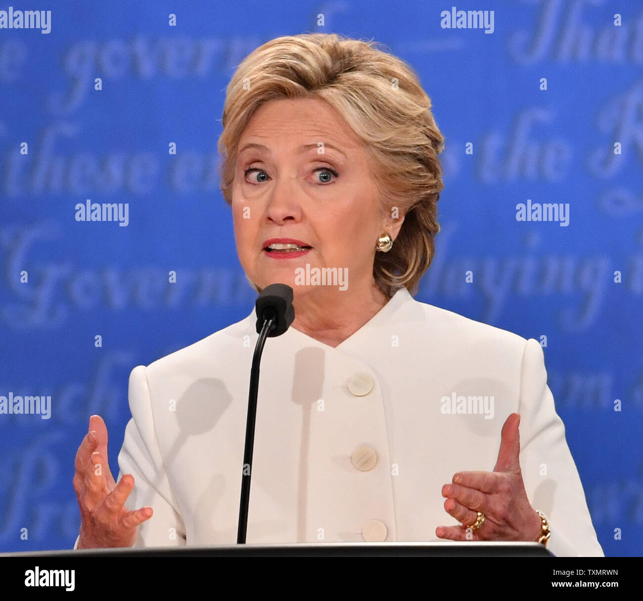 Candidato presidenziale democratico Hillary Clinton parla durante il suo dibattito con il candidato presidenziale repubblicano Donald Trump presso la University of Nevada di Las Vegas (UNLV), a Las Vegas, Nevada, il 19 ottobre 2016. Questo è il dibattito finale prima del giorno delle elezioni. Foto di Kevin Dietsch/UPI Foto Stock