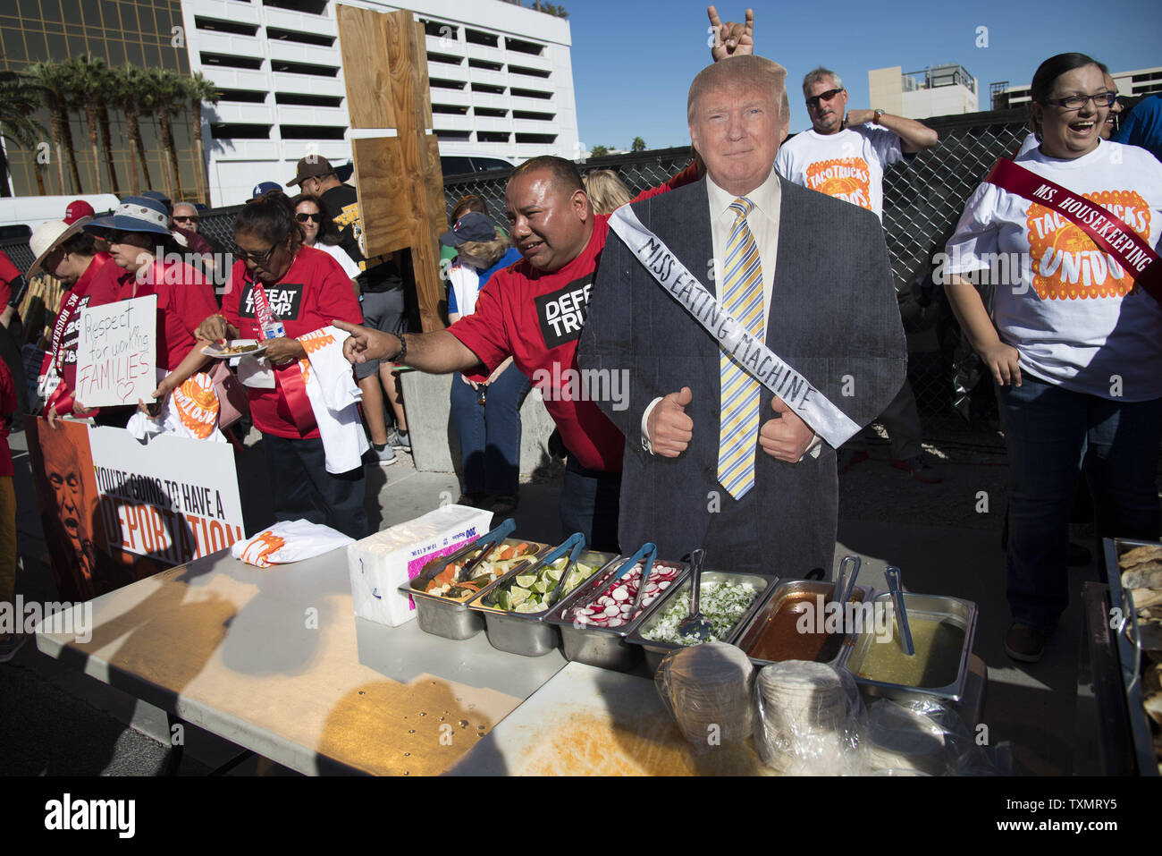 I dimostranti protestano al di fuori del Trump International Hotel e Casinò come protestano candidato presidenziale repubblicano Donald Trump, a Las Vegas il 19 ottobre 2016. I membri dell'Unione culinari, i diritti dei lavoratori e i gruppi di immigrati di altri gruppi per la difesa dei diritti hanno protestato Donald Trump al suo hotel aggrappati che Trump ha pratiche di lavoro ingiuste verso i suoi lavoratori. Foto di Kevin Dietsch/UPI Foto Stock