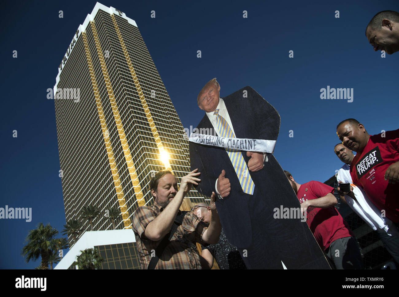 I dimostranti protestano al di fuori del Trump International Hotel e Casinò come protestano candidato presidenziale repubblicano Donald Trump, a Las Vegas il 19 ottobre 2016. I membri dell'Unione culinari, i diritti dei lavoratori e i gruppi di immigrati di altri gruppi per la difesa dei diritti hanno protestato Donald Trump al suo hotel aggrappati che Trump ha pratiche di lavoro ingiuste verso i suoi lavoratori. Foto di Kevin Dietsch/UPI Foto Stock