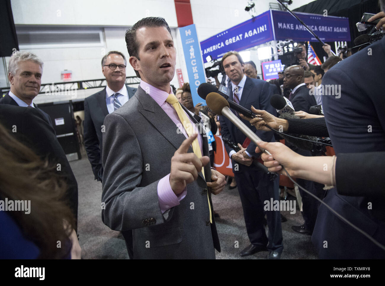 Donald Trump Jr parla ai media in seguito al dibattito presidenziale tra il candidato presidenziale repubblicano Donald Trump e candidato presidenziale democratico Hillary Clinton presso la University of Nevada di Las Vegas (UNLV), a Las Vegas, Nevada, il 1 ottobre 2016. Questo è il dibattito finale prima del giorno delle elezioni. Foto di Kevin Dietsch/UPI Foto Stock