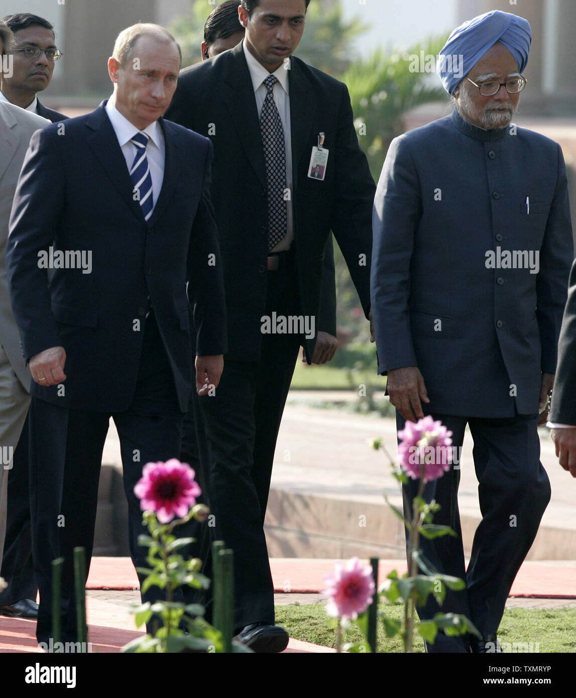 Primo Ministro indiano Manmohan Singh (R) e il Presidente russo Vladimir Putin a piedi fuori dopo la loro riunione a Nuova Delhi il 25 gennaio 2007. Putin in visita in India per spostare Mosca più vicino al suo a lungo termine partner asiatici e per ottenere nuovi contratti per i reattori nucleari e le vendite di armi. (UPI foto/Anatoli Zhdanov) Foto Stock