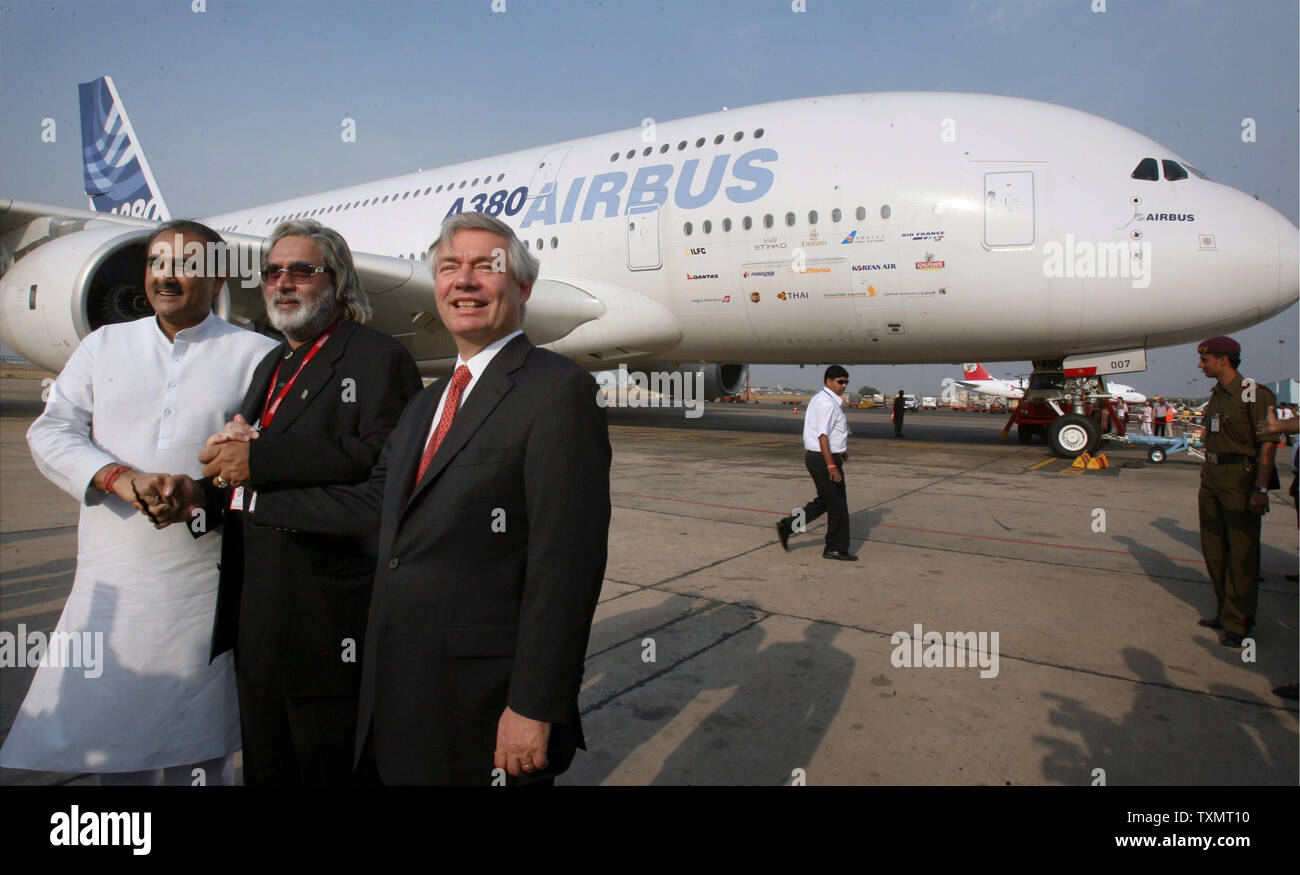 Indiano dell'aviazione civile Il Ministro Praful Patel, (L), Kingfisher Airlines proprietario Vijay Mallya, (C) e Airbus Chief Operating Officer-Customers John Leahy pongono nel contesto di un Airbus A380, presso l'Aeroporto Internazionale Indira Gandhi di New Delhi il 7 maggio 2007. Il velivolo ha volato in Delhi anteprime giorno per effettuare prove di fattibilità prima di iniziare i voli.Il primo commerciale A380 piano avrà il roll out tardi questo anno o agli inizi del prossimo anno. Airbus ha già prenotato gli ordini fermi per oltre 150 aerei di varie compagnie aeree in tutto il mondo, compresi India Kingfisher Airlines. UPI (foto) Foto Stock