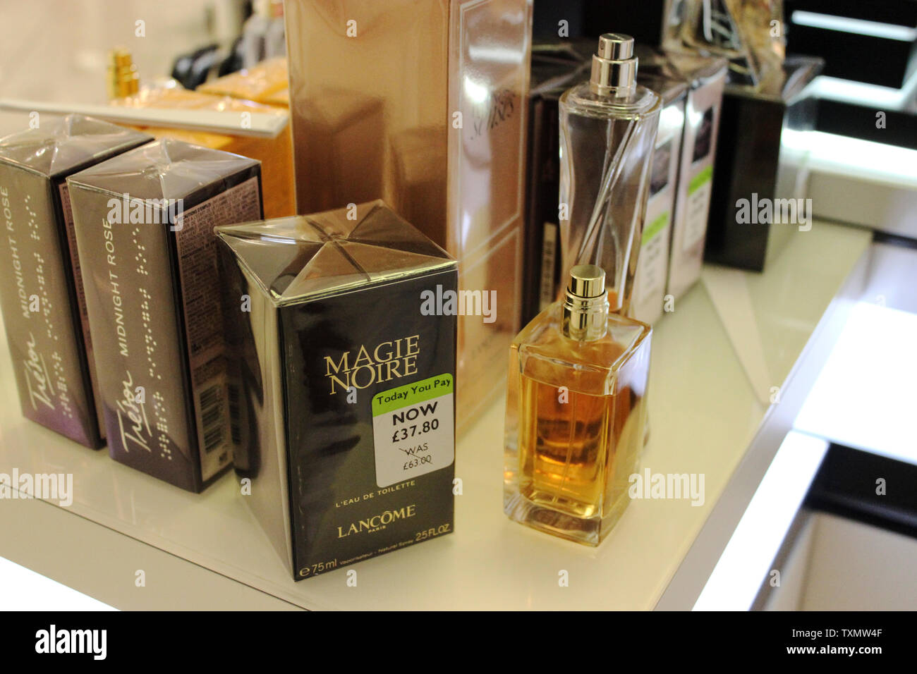 Giugno 2019, Cardiff, Galles. La bottiglia di profumo, in box, Magie Noire dalla Lancome. Tariffe/prezzo di vendita Foto Stock