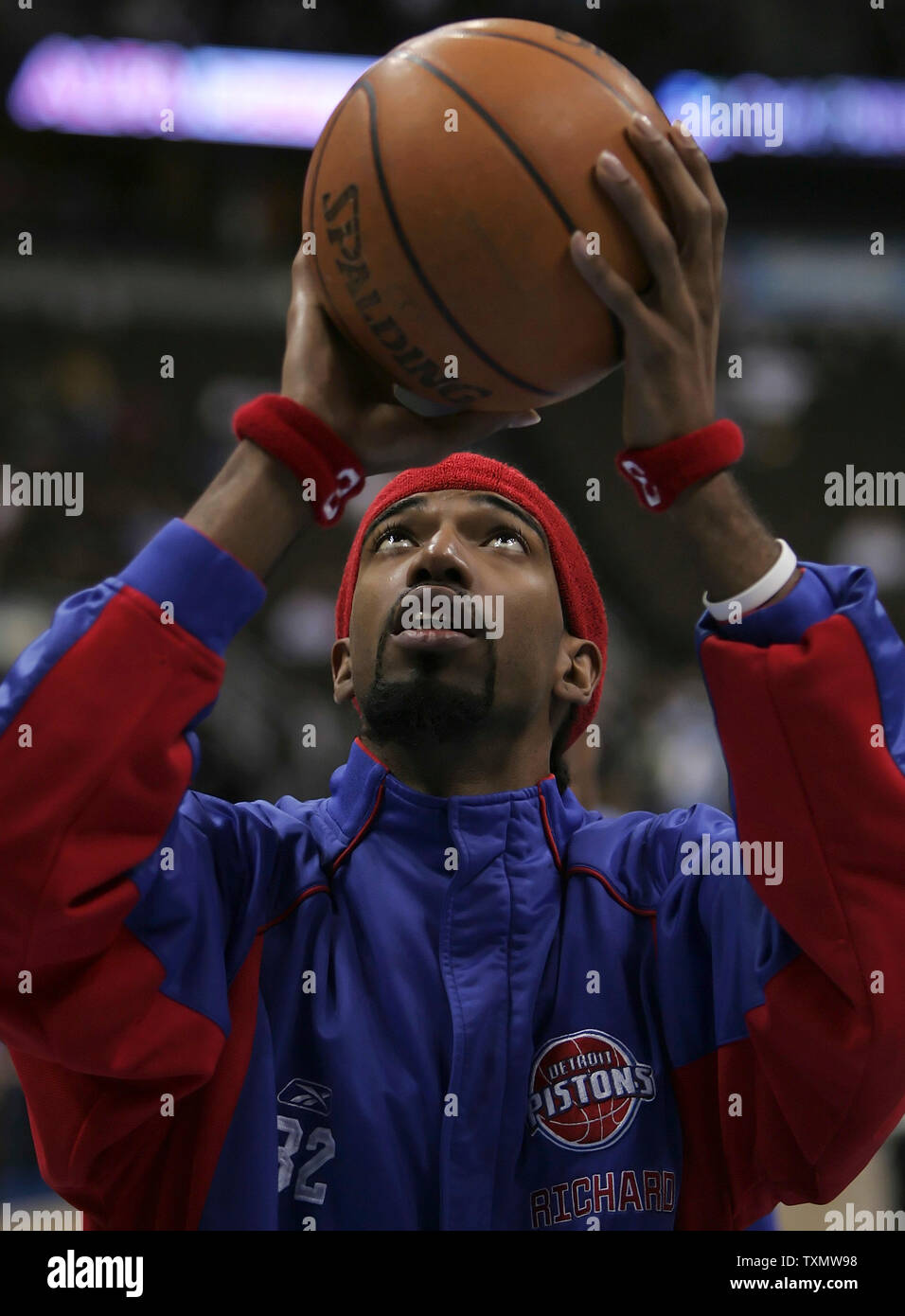 Pistoni di Detroit guard Richard Hamilton occhi il cestello prima partita contro il Denver Nuggets presso il Pepsi Center di Denver Marzo 1, 2006. Hamilton ha segnato 19 punti nei pistoni perdita di Denver Nuggets 98-87. (UPI foto/Gary C. Caskey) Foto Stock