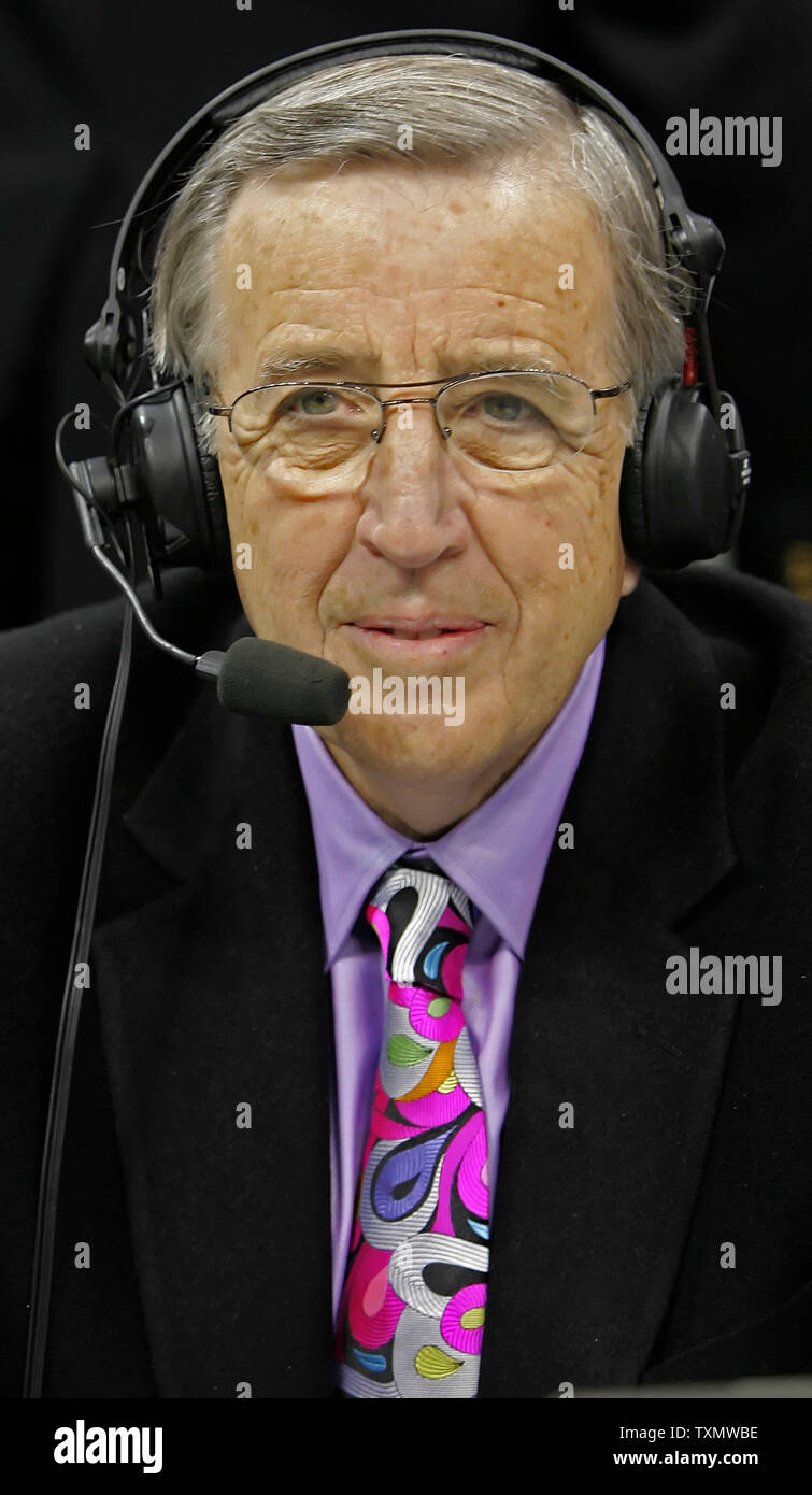 Annunciatore TV Brent Musburger attende l'inizio della seconda metà tra il San Antonio Spurs-Denver pepite di gioco presso il Pepsi Center di Denver Marzo 22, 2006. (UPI foto/Gary C. Caskey) Foto Stock