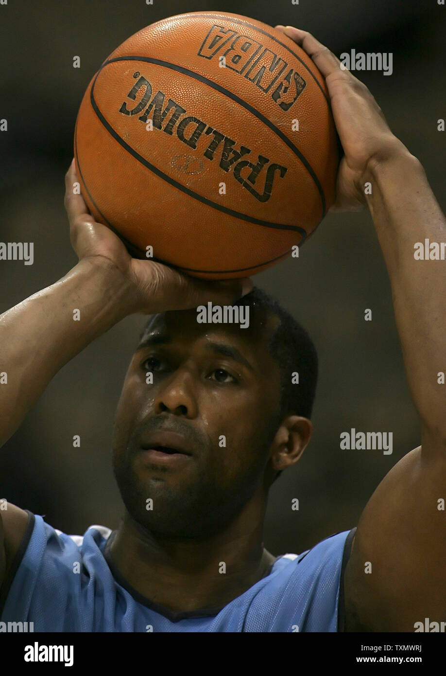 Denver Nuggets a partire guard Greg Buckner warmsup prima della partita contro i Sacramento Kings presso il Pepsi Center di Denver Aprile 15, 2006. Le Pepite pur avendo conquistato il nord-ovest Divisione, essi non sono ancora garantite una corte domestica dei playoff vantaggio. (UPI foto/Gary C. Caskey) Foto Stock