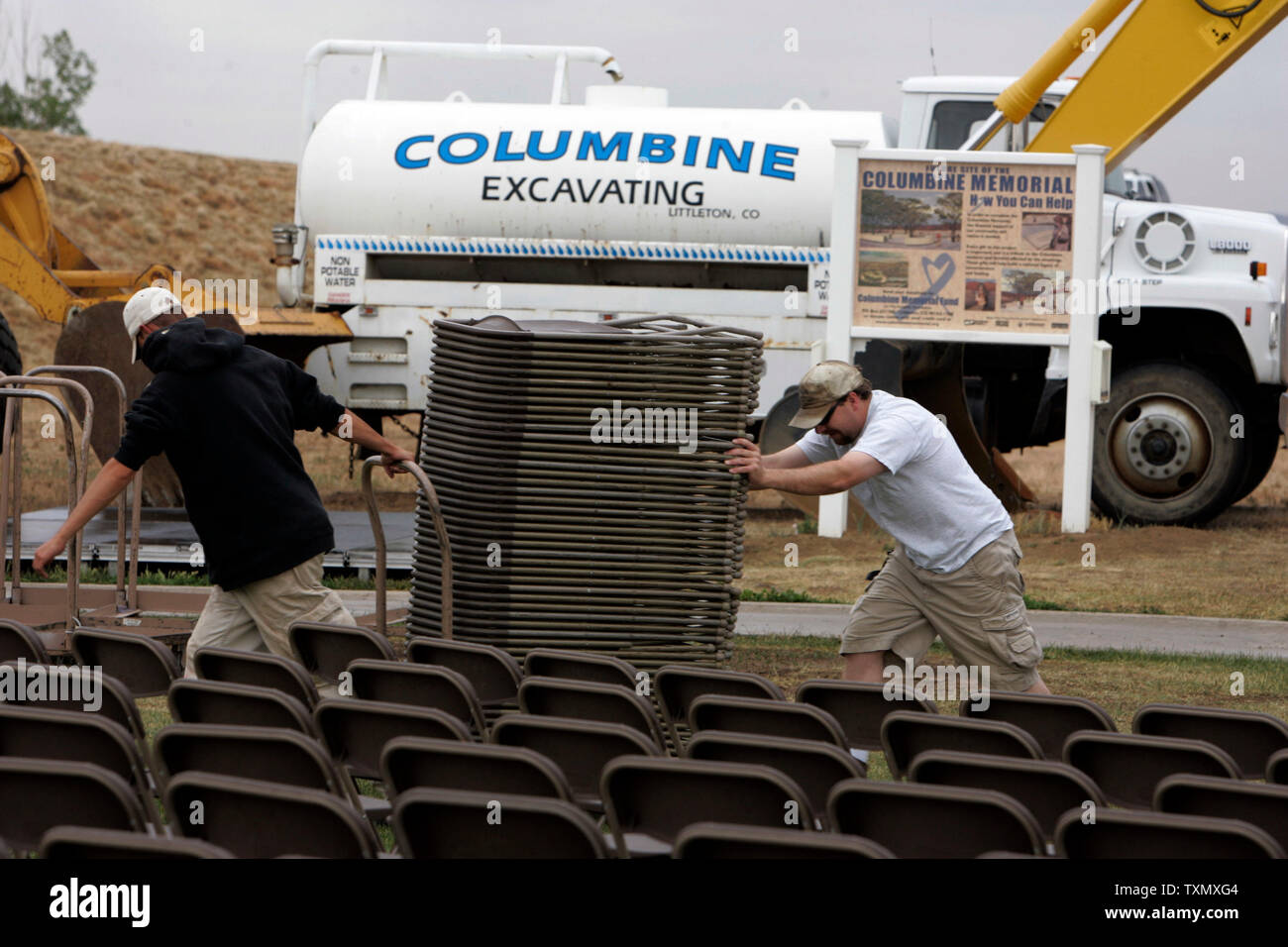 Lavoratori preparare la sede per l'ex Presidente Bill Clinton del discorso alla Gazzetta Columbine memorial cerimonia rivoluzionaria a Clemente Park di Littleton, Colorado Giugno 16, 2006. L'ex Presidente Bill Clinton ha parlato alla cerimonia innovativa per aiutare ad alzare il denaro rimanente per un milione e mezzo di dollari Dollaro memorial. Il Columbine memorial sarà alla base della collina di ribelli nei pressi di Columbine high school dove il 20 aprile 1999, Dylan Klebold e Eric Harris terrorizzato la scuola uccidendo una insegnante e dodici studenti prima di prendere la propria vita. (UPI foto/Gary C. Caskey) Foto Stock
