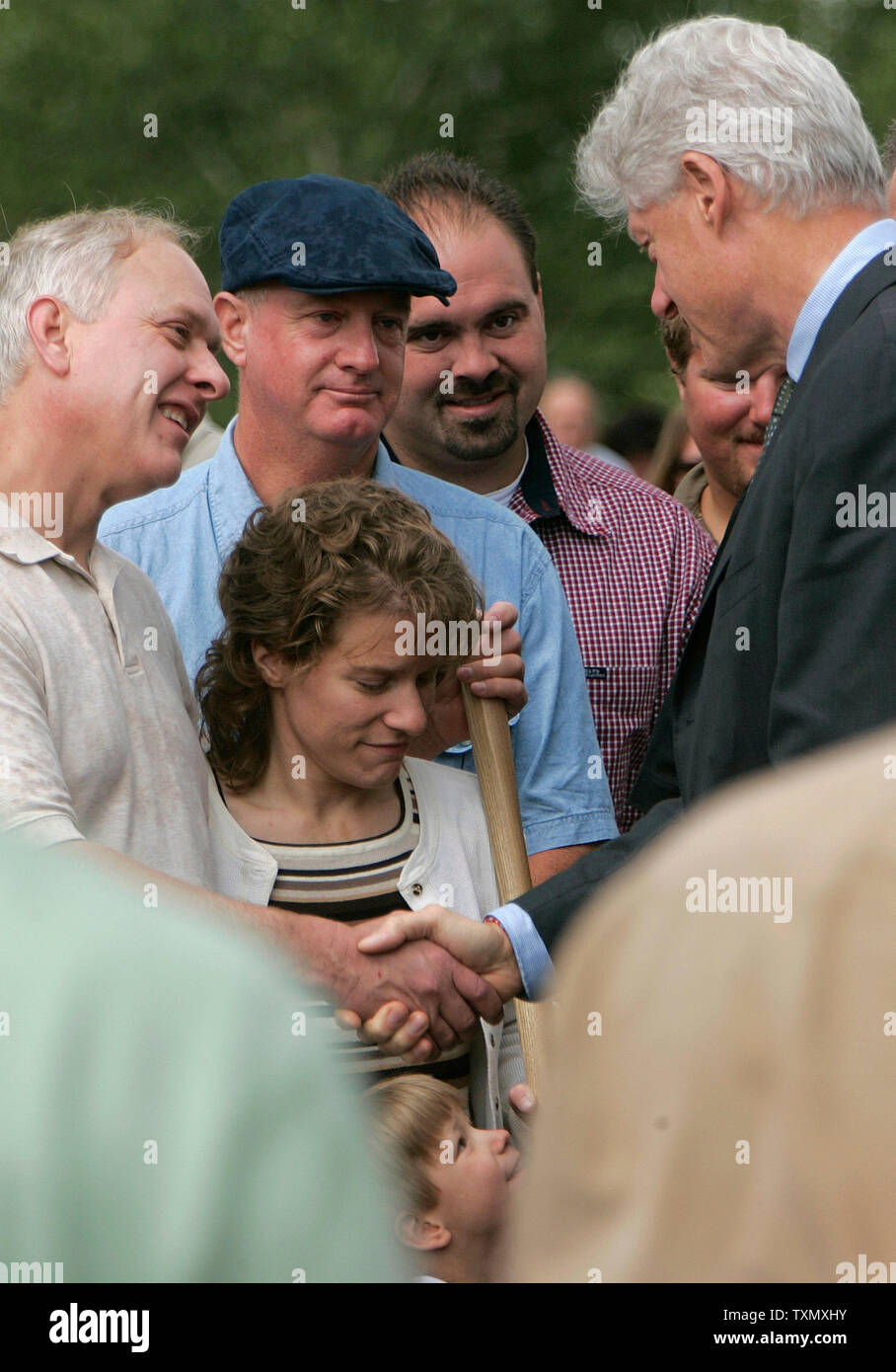 L'ex Presidente Bill Clinton (R) scuote le mani con i membri della famiglia al funzionario Columbine memorial cerimonia rivoluzionaria a Clemente Park di Littleton, Colorado Giugno 16, 2006. L'ex Presidente Bill Clinton ha parlato alla cerimonia innovativa per aiutare ad alzare il denaro rimanente per un milione e mezzo di dollari Dollaro memorial. Il Columbine memorial sarà alla base della collina di ribelli nei pressi di Columbine high school dove il 20 aprile 1999, Dylan Klebold e Eric Harris terrorizzato la scuola uccidendo una insegnante e dodici studenti prima di prendere la propria vita. (UPI foto/Gary C. Caskey) Foto Stock