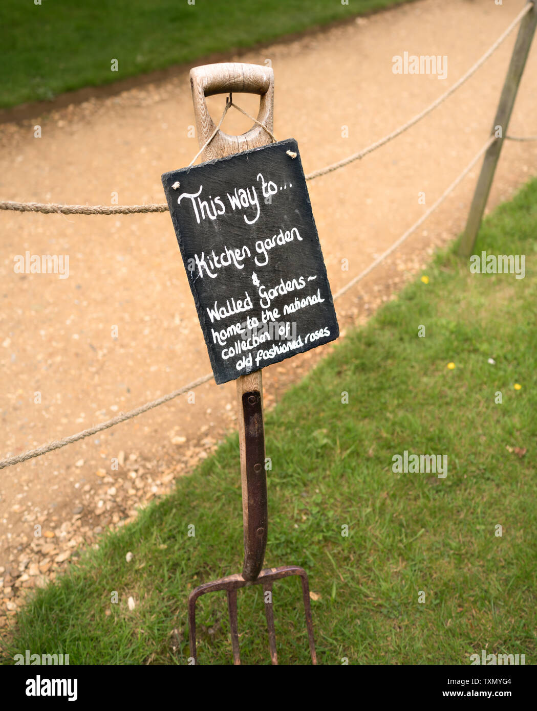 Lavagna rustico segno pendente da un giardino forcella a Mottisfont National Trust Foto Stock