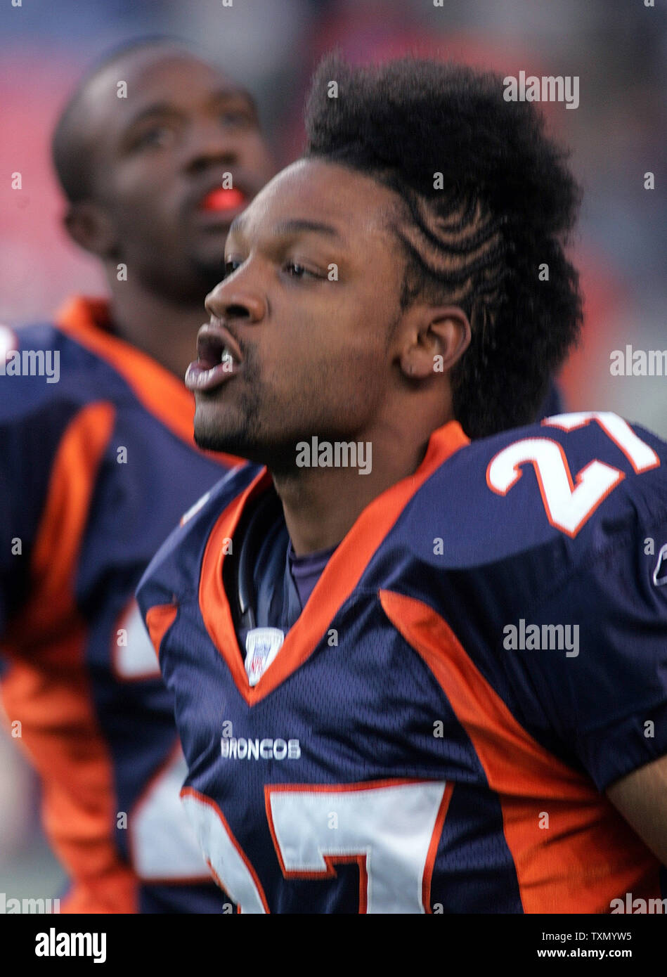 Denver Broncos cornerback Darrent Williams (R) mette in mostra la sua nuova capelli stile prima partita contro Oakland Raiders a Invesco Field di Denver, 15 settembre 2006. Il compagno di squadra Domonique Foxworth (L) si trova nelle vicinanze. (UPI foto/Gary C. Caskey) Foto Stock