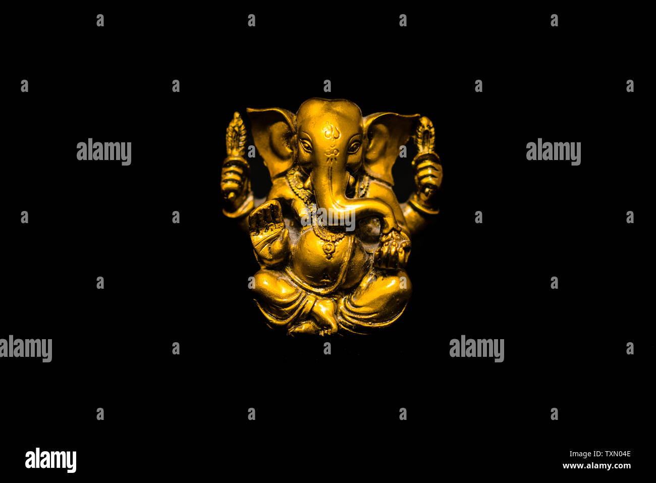 Una statua del dio indù Ganesha in sfondo nero Foto Stock