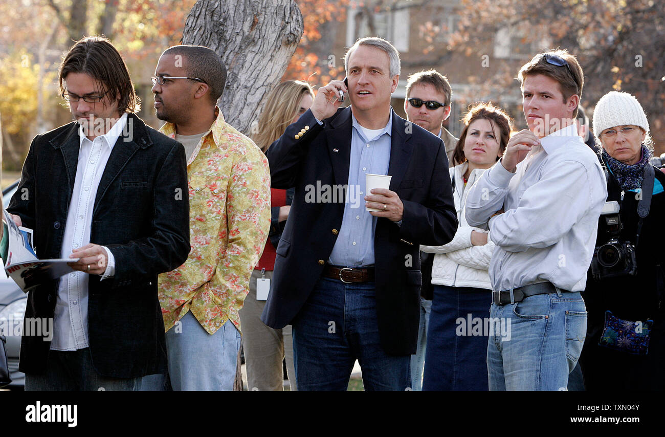 Candidato democratico per il Governatore del Colorado Bill Ritter (C), comunica con la sua campagna dopo che arrivano a votare a Denver il 7 novembre 2006. Ritter ha trovato una lunghissima linea di elettori al momento del suo arrivo e unite la que. Connettività con computer problemi causati lungo le linee a livello di sistema come i sondaggi aperti a Denver. (UPI foto/Gary C. Caskey) Foto Stock