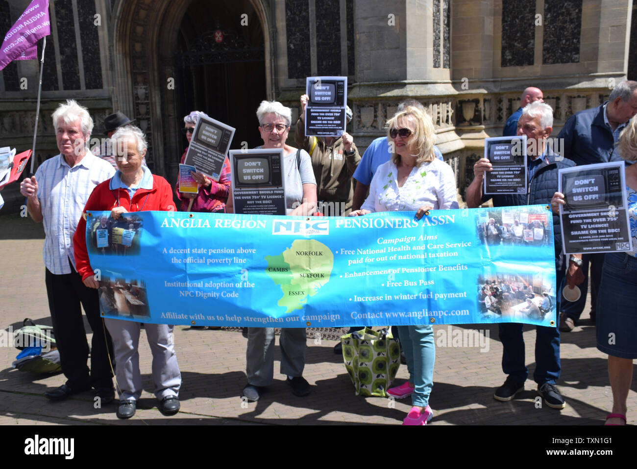 Norwich pensionati protesta al di fuori degli uffici della BBC in corrispondenza del taglio in free tv licenze per i pensionati. In una misura per salvare la BBC £500m, televisione libera i pidocchi Foto Stock