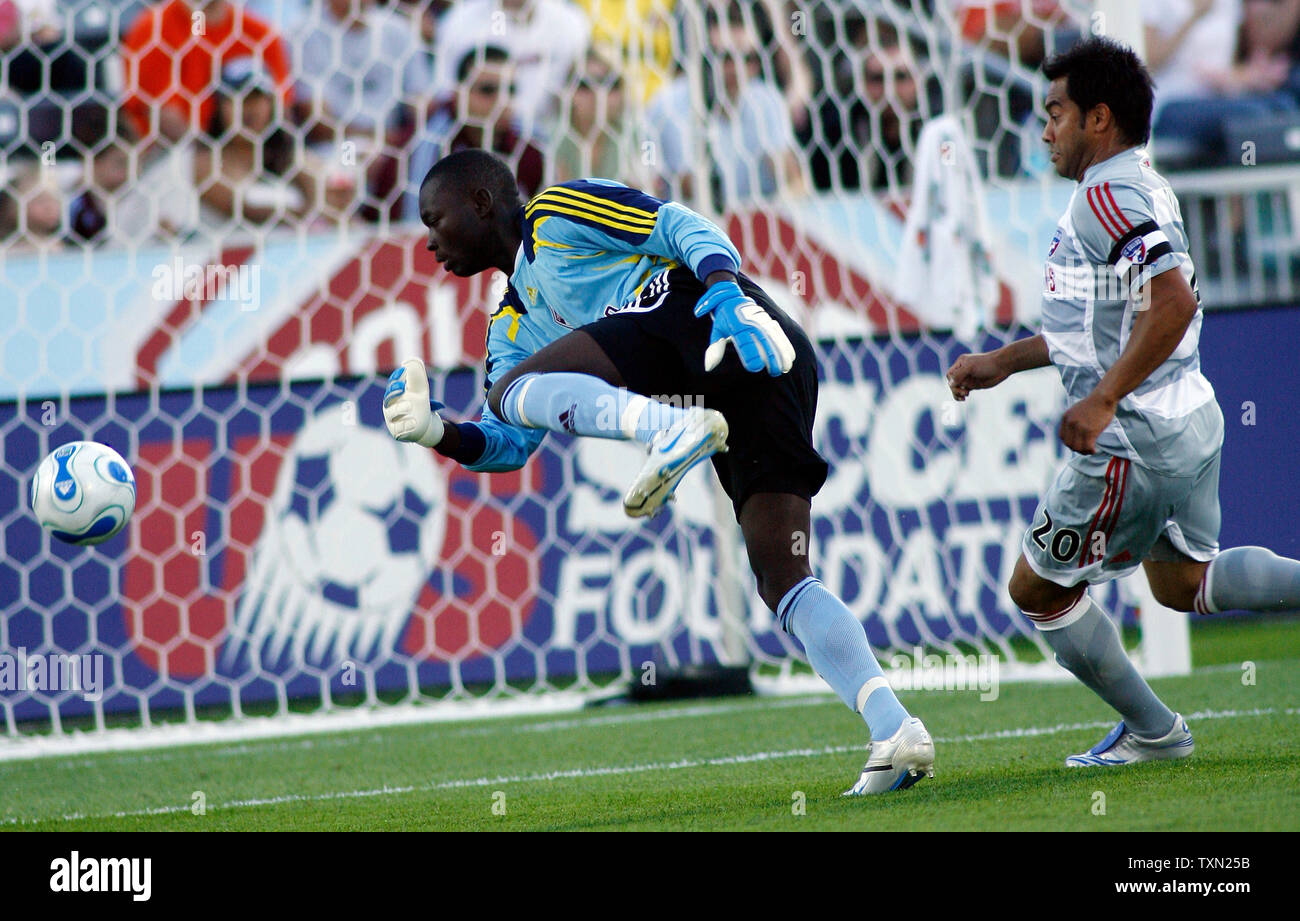 Colorado Rapids portiere Bouna Coundoul (L) perde il controllo della palla come FC Dallas avanti Nicolas Hernandez chiude in durante la prima metà a Dick's Sporting Goods Park in Commerce City, Colorado Il 23 giugno 2007. (UPI Foto di Gary C. Caskey) Foto Stock