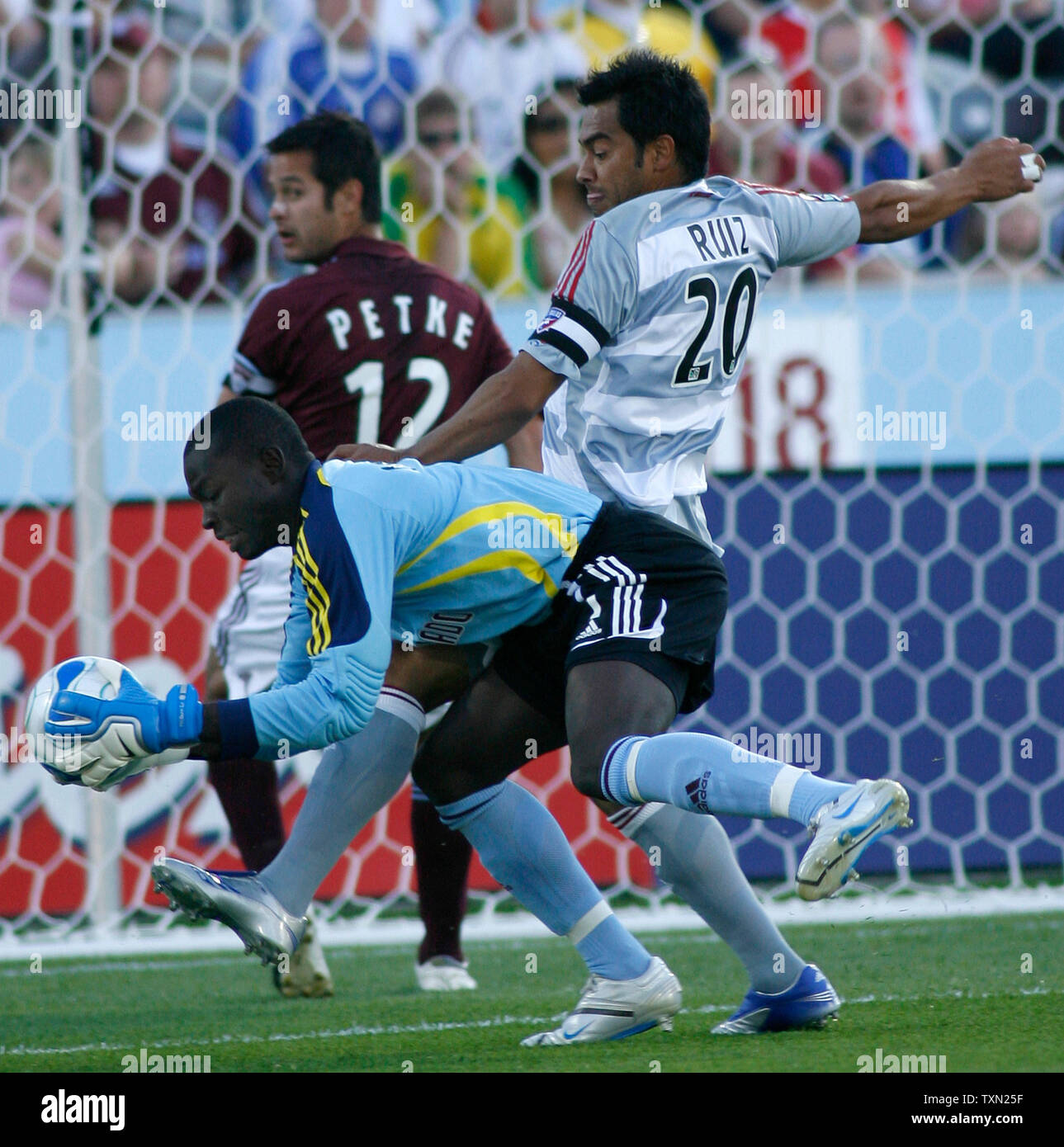 Colorado Rapids portiere Bouna Coundoul (L) riprende il controllo della palla prima di FC Dallas in avanti e il capitano Carlos Ruiz tenta un tiro in porta durante il primo semestre a Dick's Sporting Goods Park in Commerce City, Colorado Il 23 giugno 2007. Rapids defenceman Mike Petke (posteriore) esegue il backup del suo portiere. (UPI Foto di Gary C. Caskey) Foto Stock