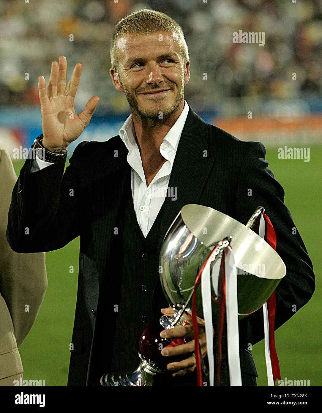 LA galassia della LA Stella di David Beckham onde ai tifosi durante il tempo di emisaturazione presentazione al 2007 MLS All Star Game a Dick's Sporting Goods Park in Commerce City, Colorado Il 19 luglio 2007. (UPI foto/Gary C. Caskey) Foto Stock