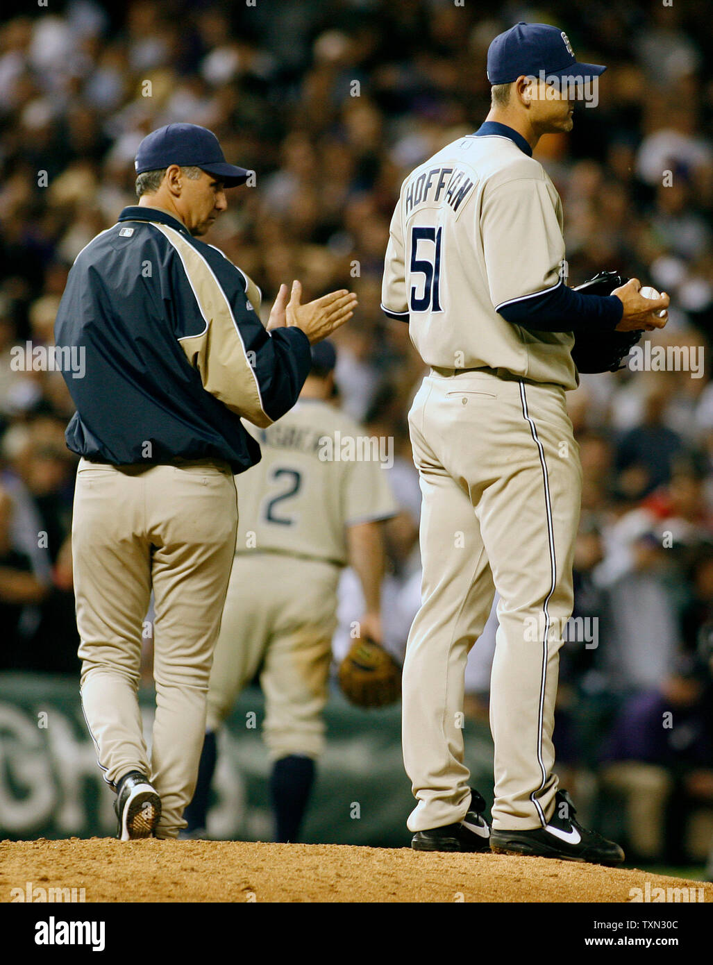 San Diego Padres manager Bud nero (L) chiede che il suo infield e fuori campo lato per giocare in dopo mitigatore di Trevor Hoffman (R) ha consentito la legatura viene eseguito dal Colorado Rockies nel XIII inning durante il campionato nazionale wild card spareggio al Coors Field di Denver il 1 ottobre 2007. Colorado batte San Diego 9-8 in 13 inning per avanzare alla National League Division Series. (UPI foto/Gary C. Caskey) Foto Stock