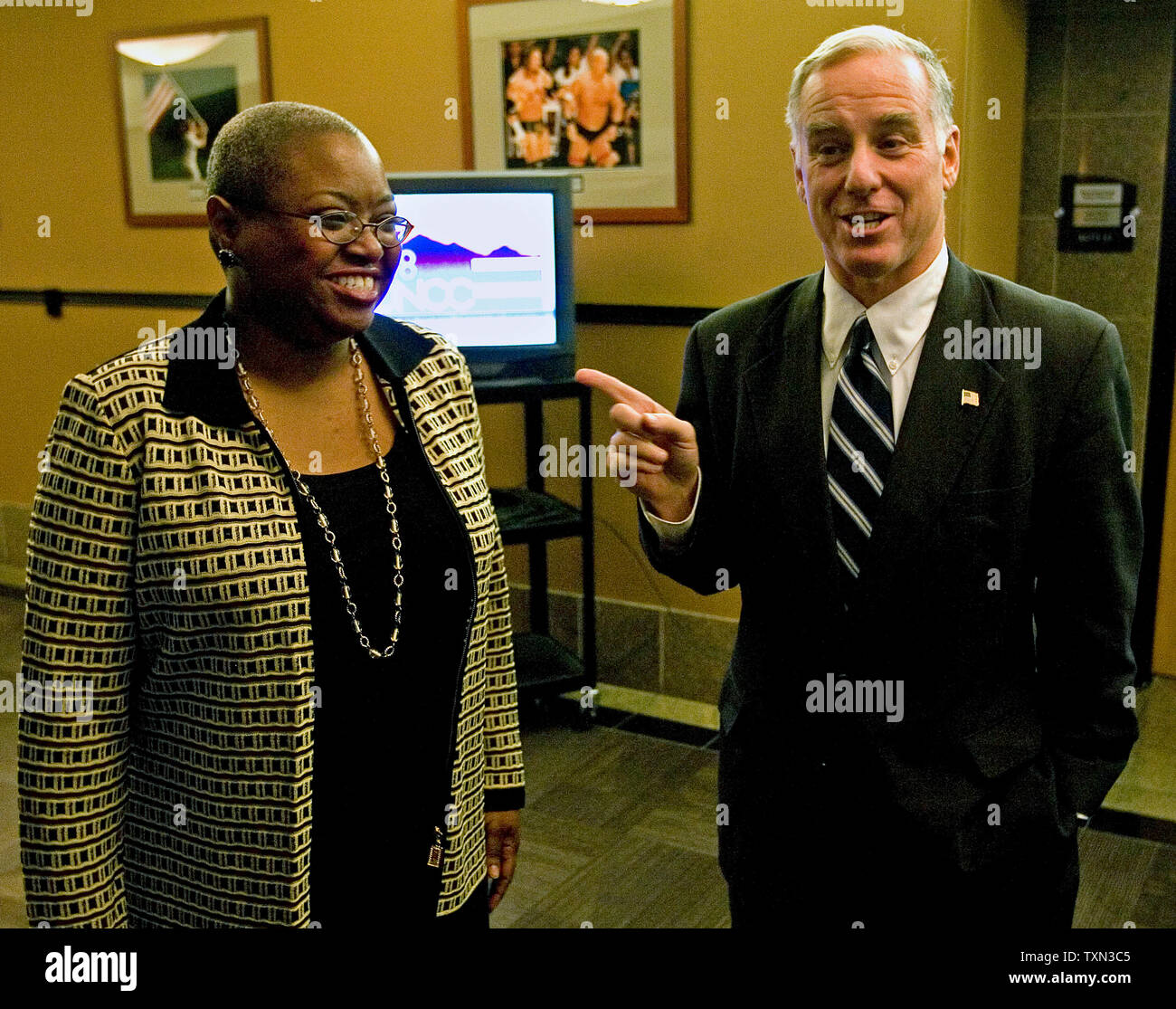 Comitato nazionale Democratic Presidente Howard Dean (R) colloqui con la Convenzione Nazionale Democratica CEO LIA D. Daughtry durante la caduta media convention democratica a piedi attraverso il Pepsi Center di Denver il 13 novembre 2007. (UPI foto/Gary C. Caskey) Foto Stock