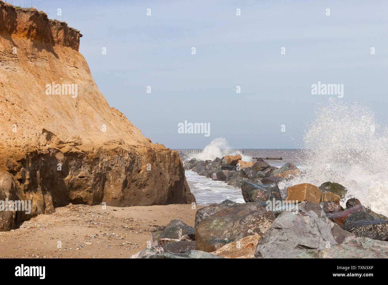 Sbriciolare scogliere in primavera alla spiaggia Happisburgh in Norfolk England Regno Unito Foto Stock