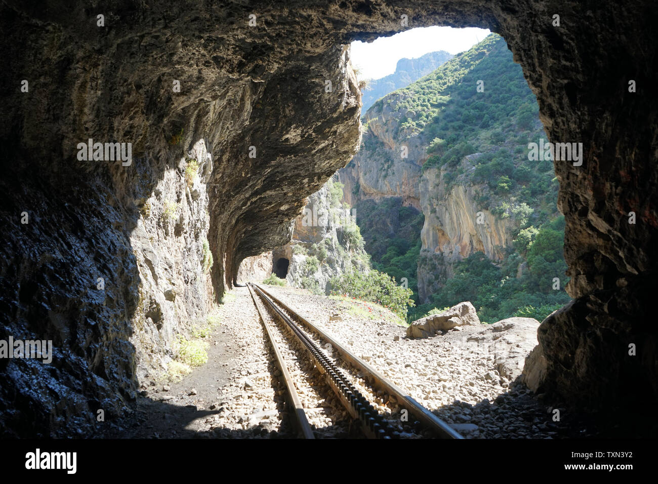 La stazione ferroviaria e di tunnel nella gola vicino a Diakopto, Grecia Foto Stock