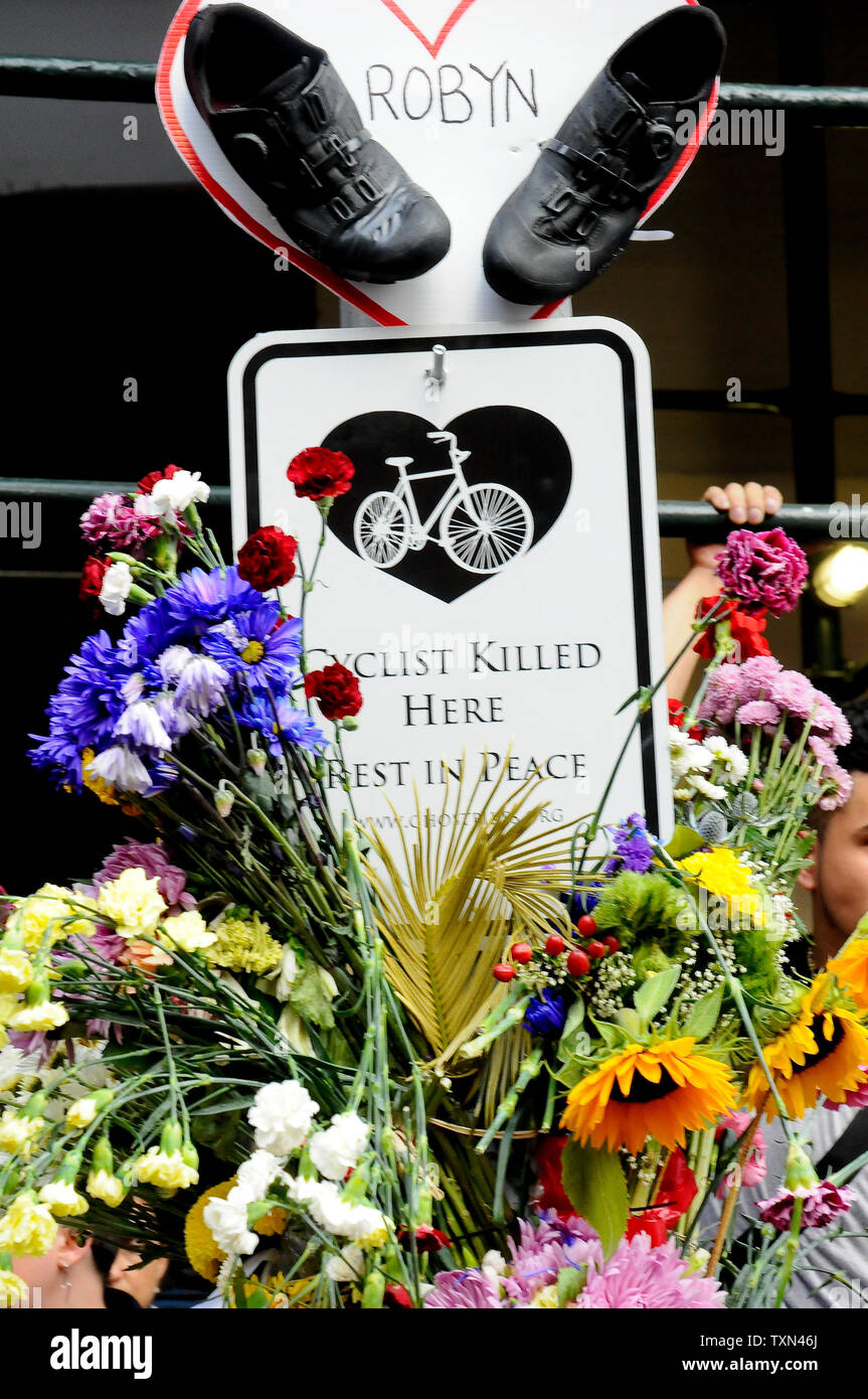 Cartelli e fiori al lutto cerimonia.i ciclisti piangono la perdita di un 33-anno-vecchia donna fatalmente colpito da un furgone per consegne durante la guida la sua bicicletta sulla 6th Avenue e la 23rd Street a New York City. Foto Stock