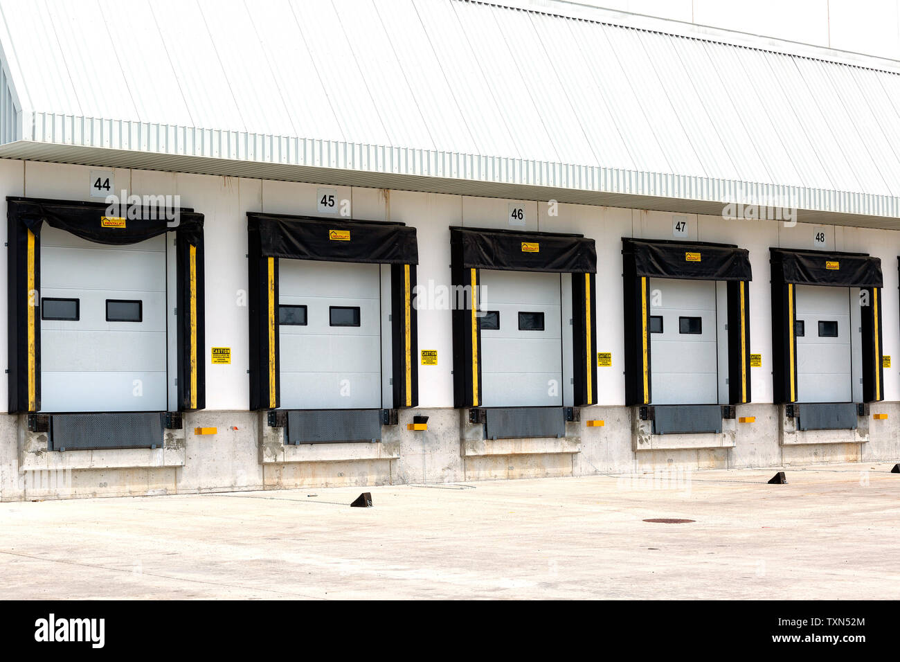 Carrello banchine di carico a magazzino. Foto Stock