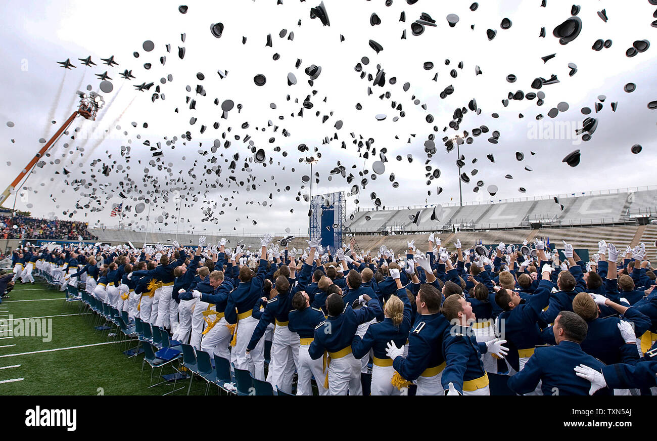 Laurea Air Force cadetti Buttare i tappi in aria come la Air Force Thunderbirds sorvolare Falcon Stadium presso la United States Air Force Academy cerimonia di laurea in Colorado Springs, Colorado Il 28 maggio 2008. (UPI foto/Gary C. Caskey) Foto Stock