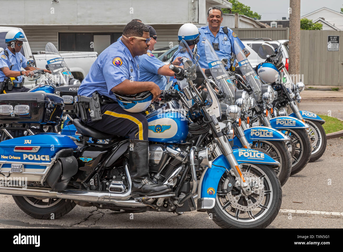 New Orleans, Louisiana - polizia moto preparare per indirizzare il traffico durante una seconda linea Parade. Foto Stock