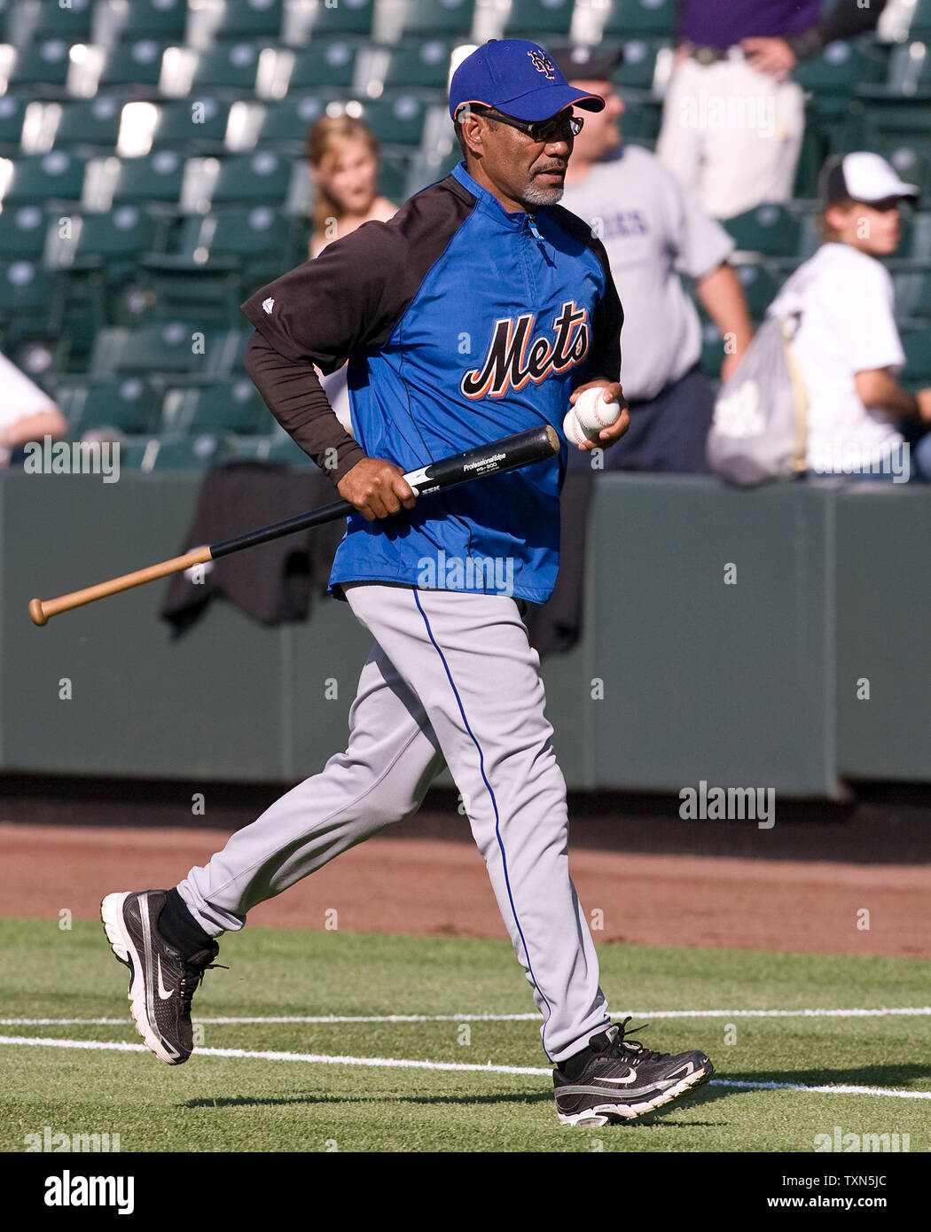 New York Mets responsabile ad interim Jerry Manuel nelle gare dal di fuori campo lato colpito infield sfere durante la pratica di ovatta a Coors Field a Denver il 20 giugno 2008. (UPI foto/Gary C. Caskey) Foto Stock