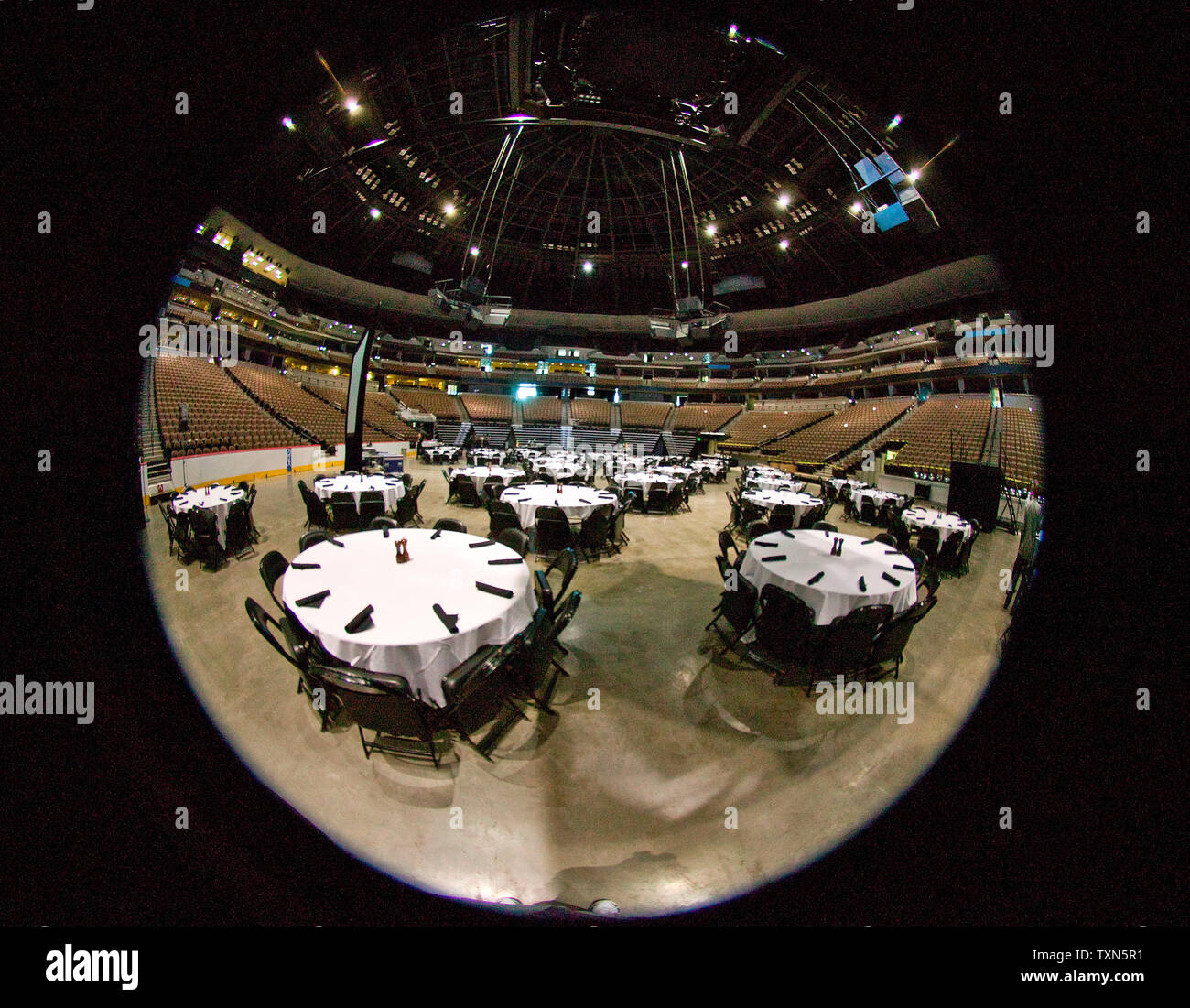 Convenzione Nazionale Democratica Comitato tenere la loro media finale a piedi attraverso il Pepsi Center di Denver in data 8 luglio 2008. Il Pepsi Center viene visualizzato attraverso un 180 gradi circolare lente fisheye. (UPI foto/Gary C. Caskey) Foto Stock