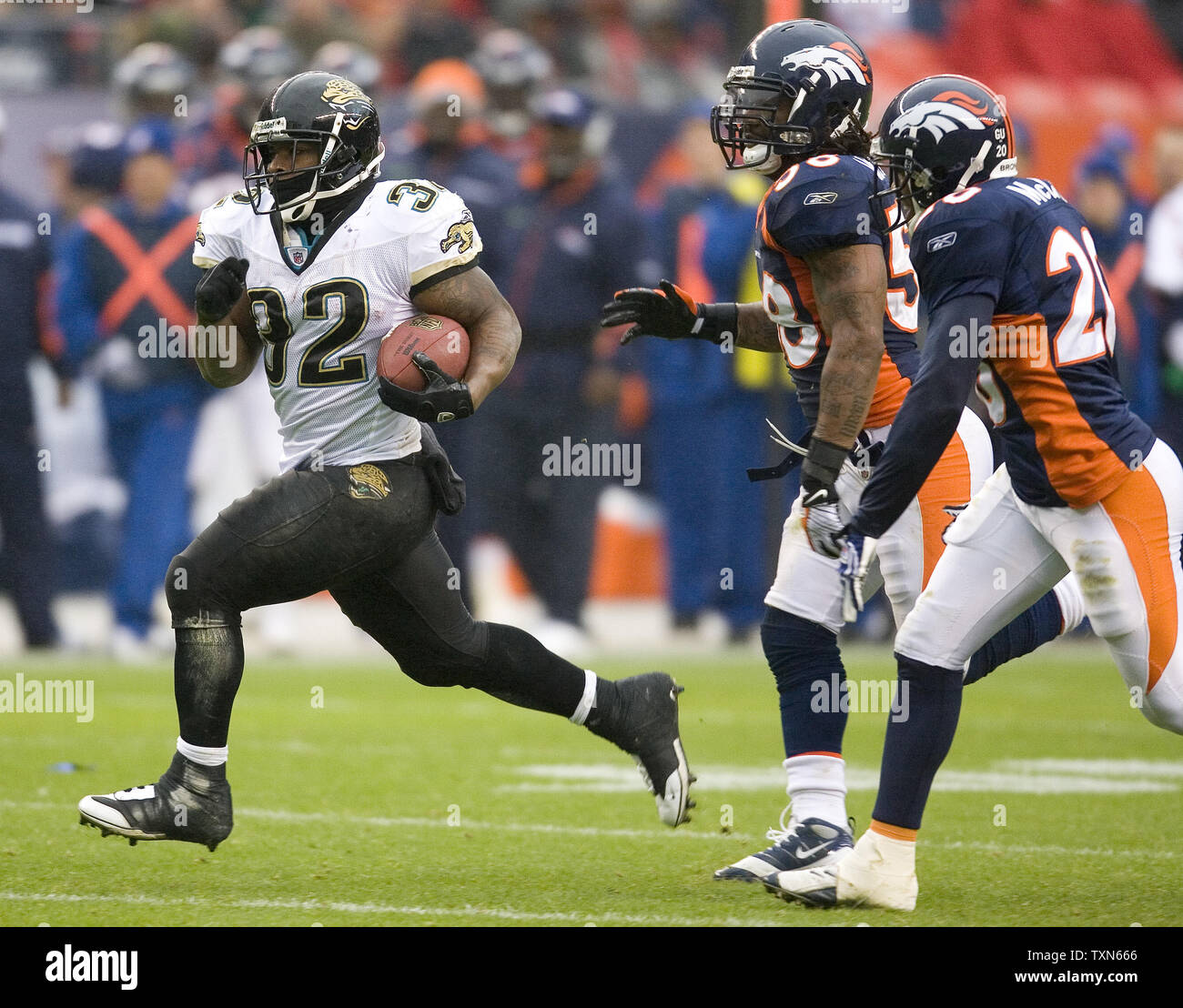 Jacksonville Jaguars running back Maurice Jones-Drew (32) corre per un 46-cantiere touchdown contro il Denver Broncos durante il terzo trimestre a Invesco Field at Mile High a Denver il 12 ottobre 2008. Jones-Drew racimolato 125 cantieri impetuoso come Jacksonville sconfitto Denver 24-17. (UPI Photo/ Gary C. Caskey) Foto Stock