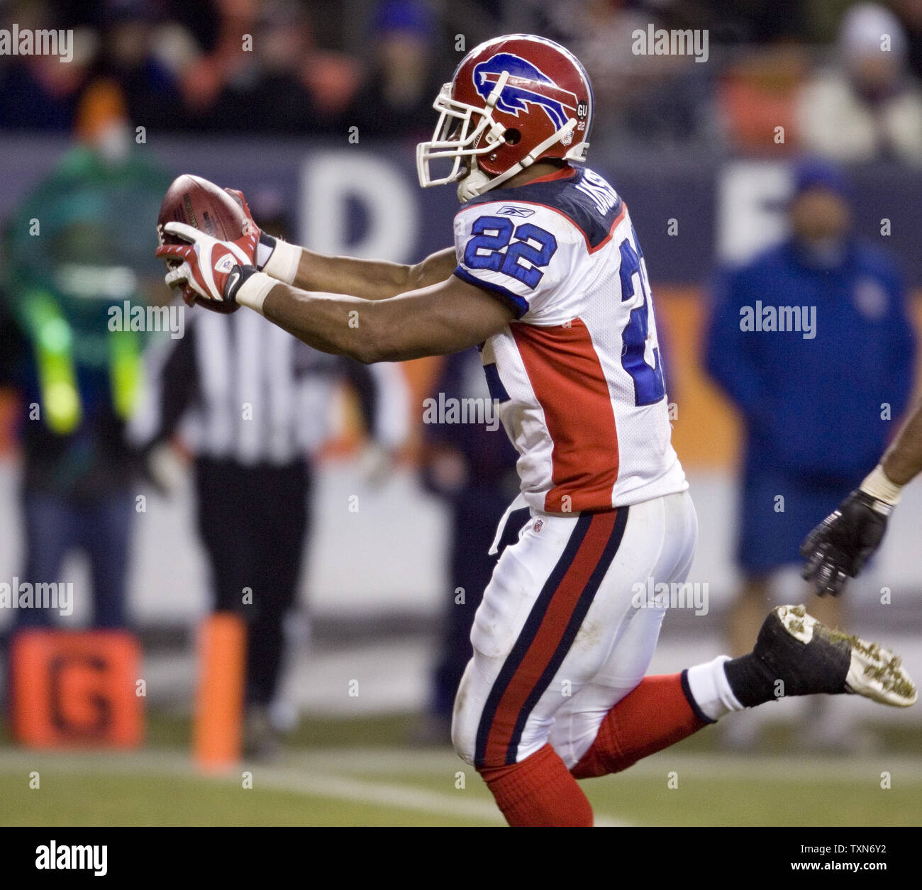 Buffalo Bills running back Fred Jackson si estende al cliente il gioco-winning touchdown su un 8-cantiere Corri contro il Denver Broncos durante il quarto trimestre a Invesco Field at Mile High a Denver il 21 dicembre 2008. Denver non è riuscito a conquistare l'AFC divisione Ovest titolo perdendo di Buffalo 30--23. (UPI foto/Gary C. Caskey) Foto Stock