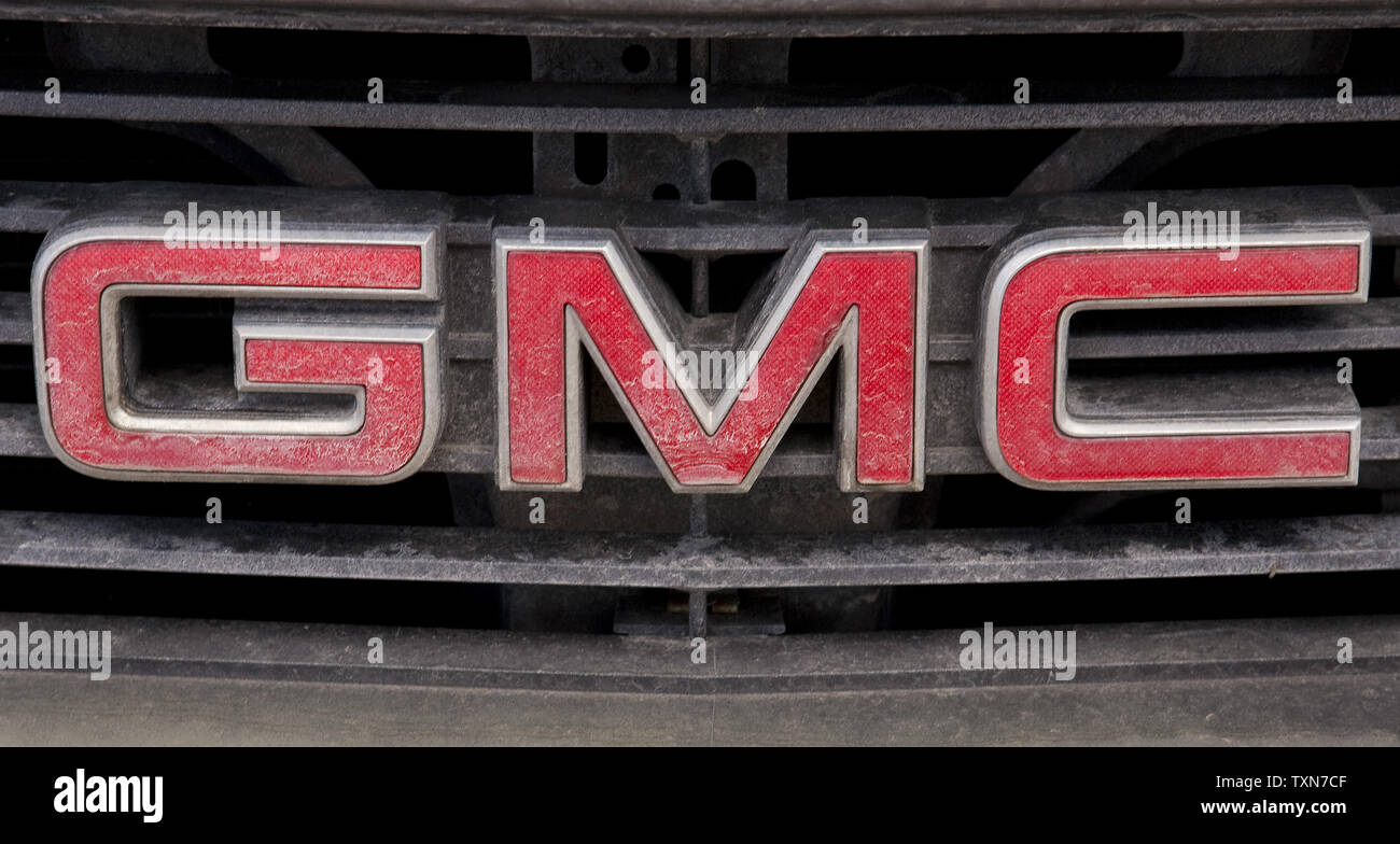 La General Motors Corporation logo spicca su un usato GM truck a Denver il 30 marzo 2009. Il presidente Barack Obama ha rifiutato un ulteriore a lungo termine bailouts federale per General Motors e Chrysler. GM in magazzino sono crollati a causa dell'incertezza del settore auto. (UPI foto/Gary C. Caskey) Foto Stock
