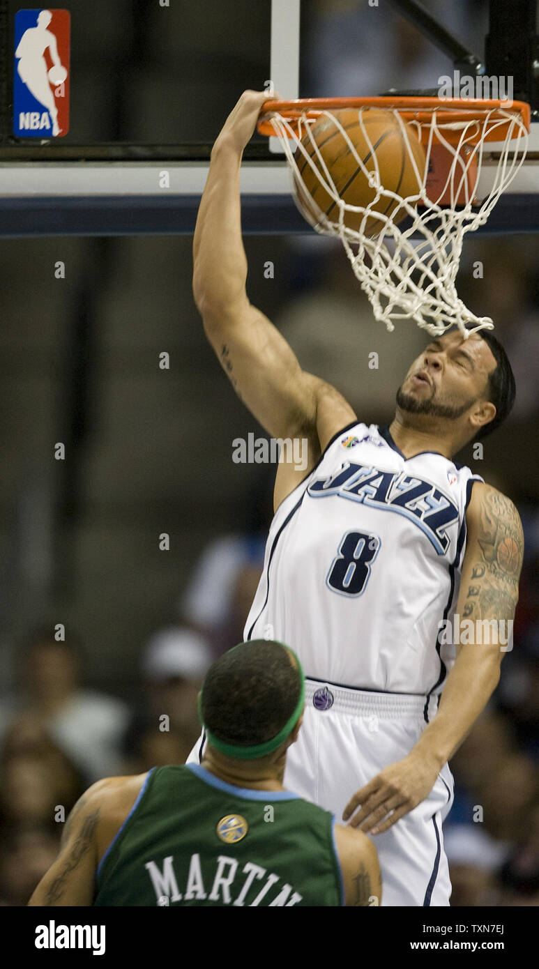 Utah Jazz guard Deron Williams (8) schiacciate nella parte anteriore del Denver Nuggets avanti Kenyon Martin durante il secondo semestre presso il Pepsi Center di Denver il 2 aprile 2009. Denver battere Utah 114-104. Le Pepite sono una delle tre squadre NBA (Chicago e Charlotte) indossa una speciale edizione limitata maglia verde come parte dell'NBA Settimana verde 2009 campagna. (UPI foto/Gary C. Caskey) Foto Stock