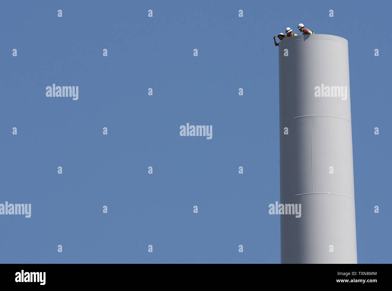 Lavoratori in acciaio guarda come una gru inizia la sua attività di sollevamento del 50 ton navicella contenente il 1,5 megawatt GE turbina eolica a livello nazionale delle Energie Rinnovabili del laboratorio (NREL) National Wind Technology Center vicino a Boulder, Colorado Il 21 agosto 2009. NREL avrà due nuove turbine eoliche installate ed operative da ottobre 2009 con il secondo essendo un 2,3 megawatt turbina Siemens. UPI/Gary Caskey C. Foto Stock