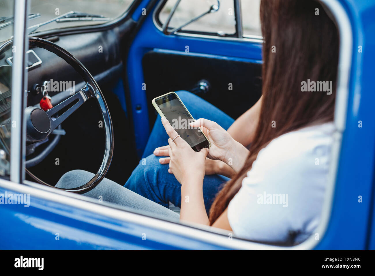 Amici utilizza lo smartphone all'interno dell'auto Foto Stock