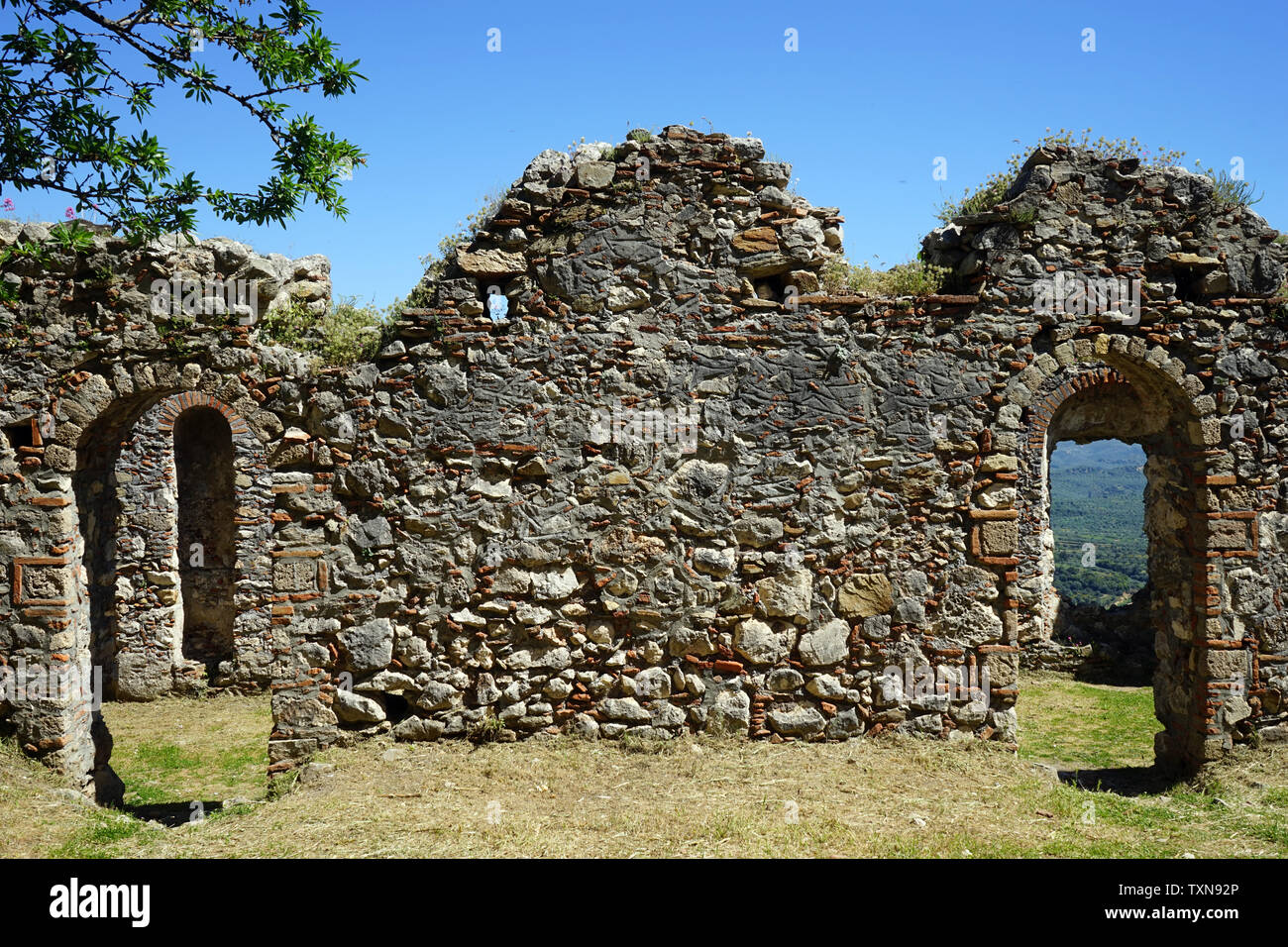 Mistra, Grecia circa il maggio 2019 rovine della vecchia chiesa Foto Stock