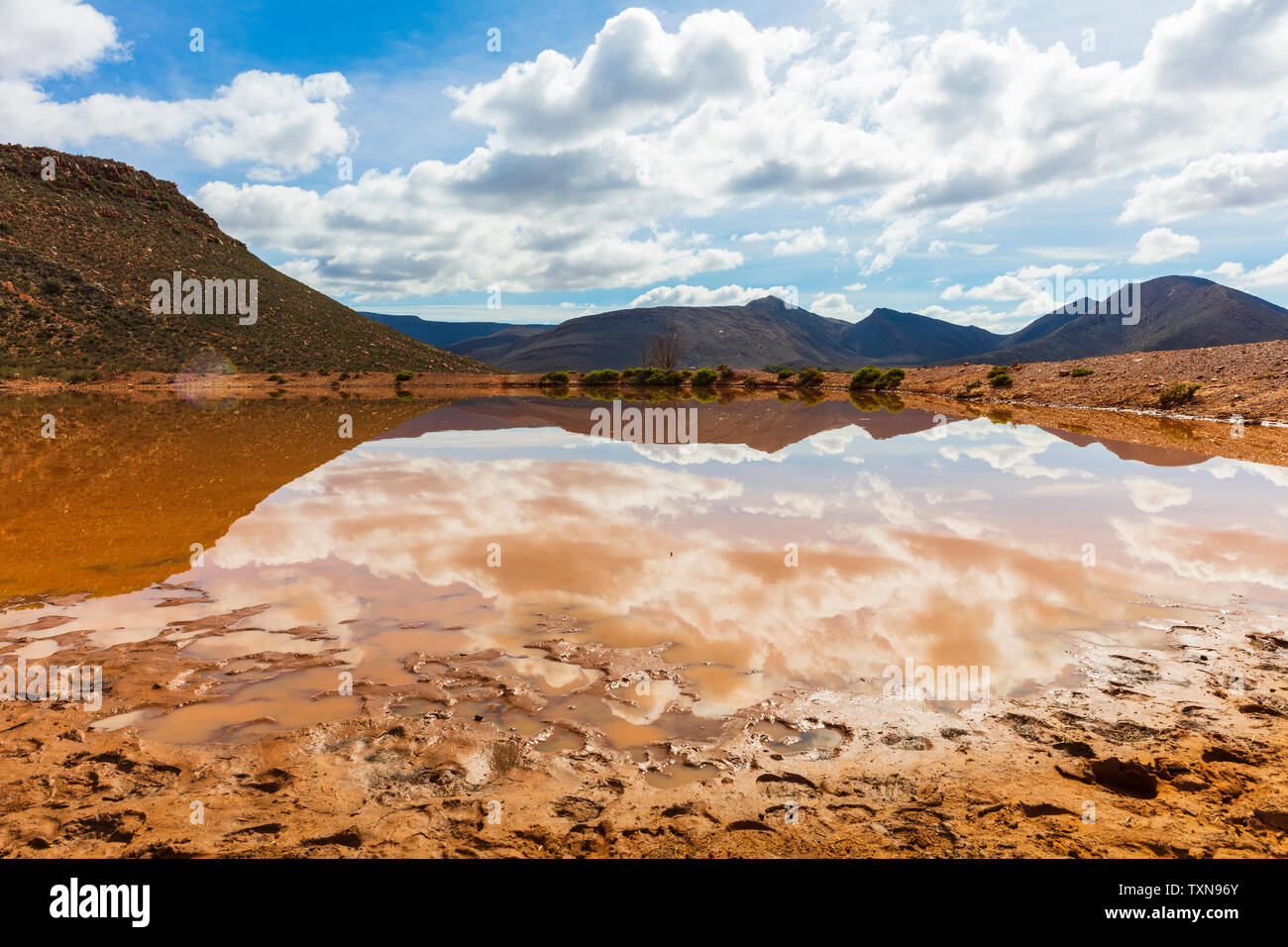 La riflessione di cloudscape nel lago, le gamme della montagna in background, Cape Town, Western Cape, Sud Africa Foto Stock