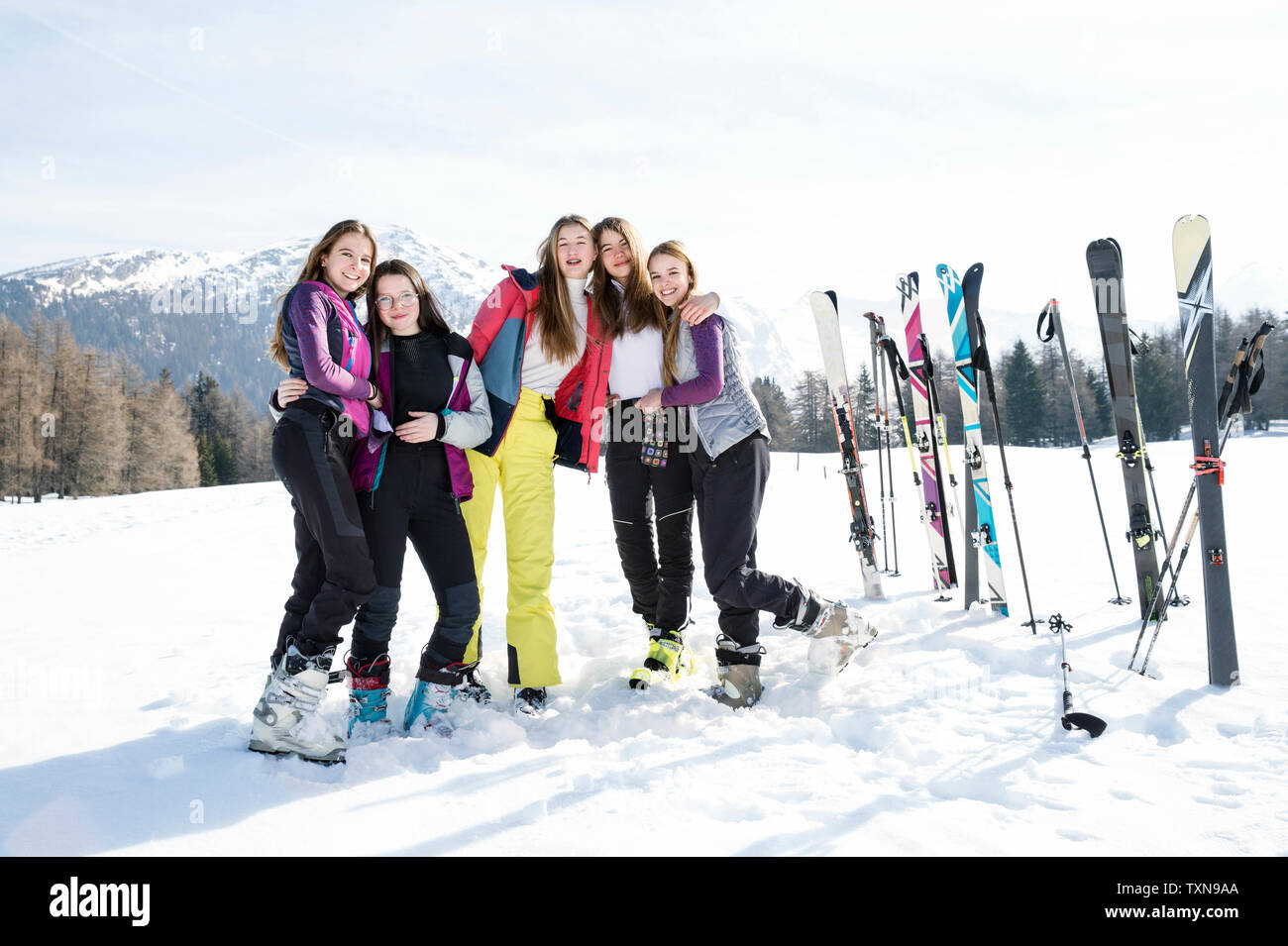 Cinque ragazza adolescente sciatori in paesaggi innevati, ritratto, Tirolo, Stiria, Austria Foto Stock